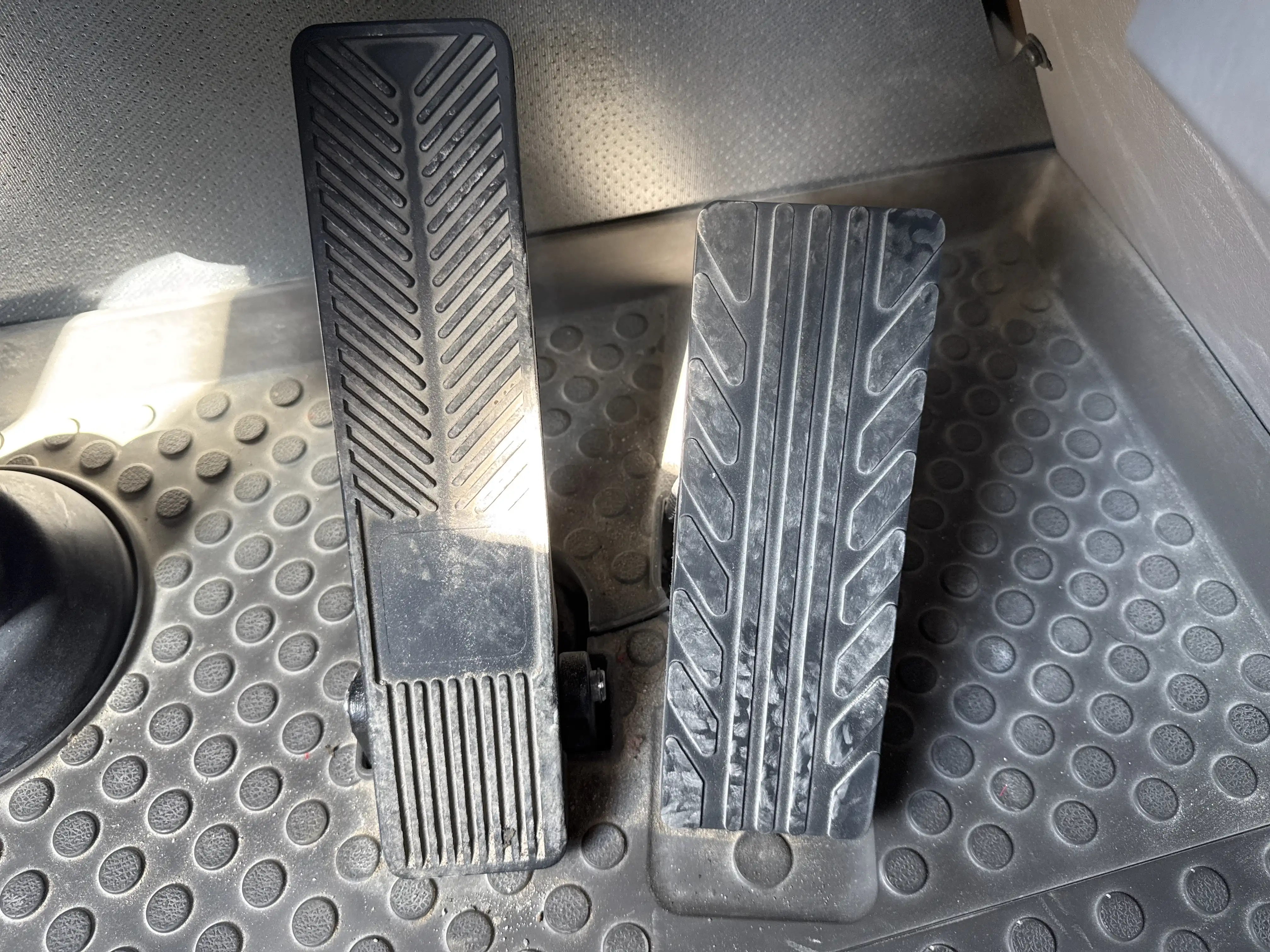 ADT-002-Volvo-A40G-articulated-dump-truck-inspection-cabin-pedals-2