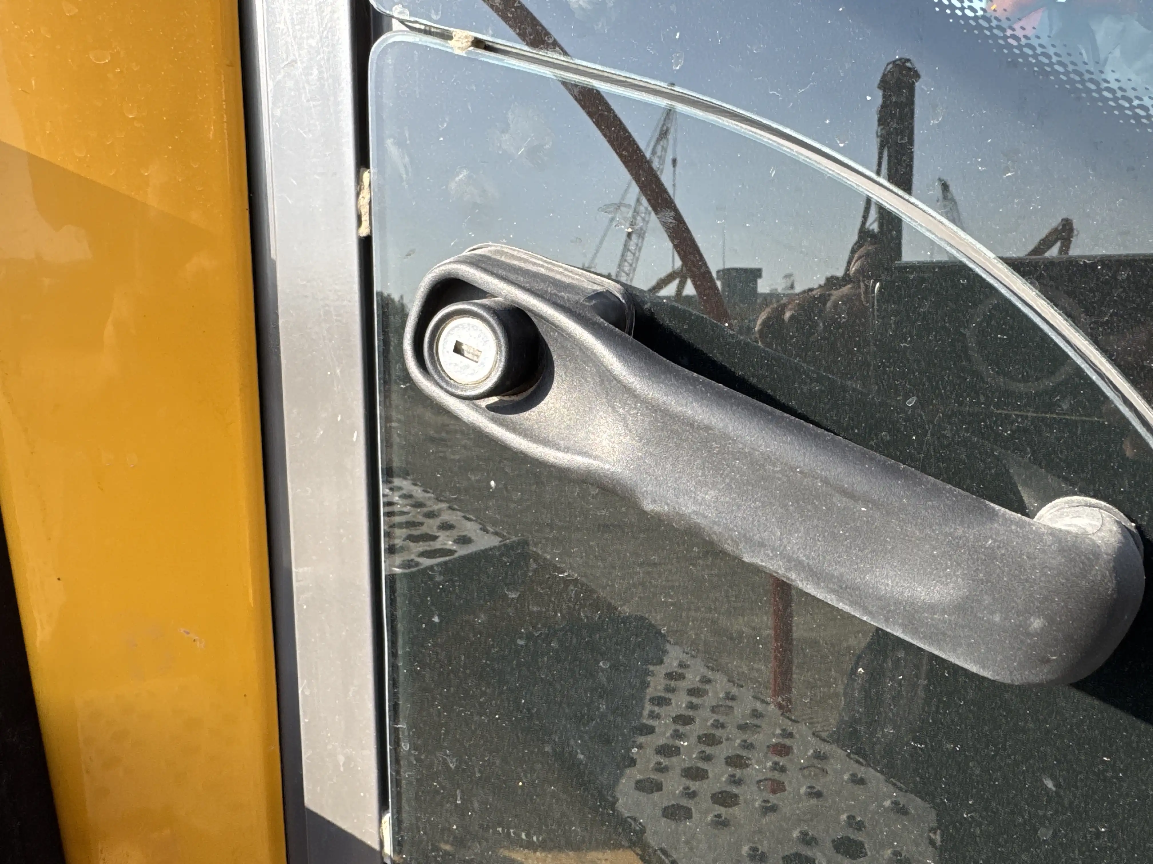 ADT-002-Volvo-A40G-articulated-dump-truck-inspection-cabin-door-handles-2