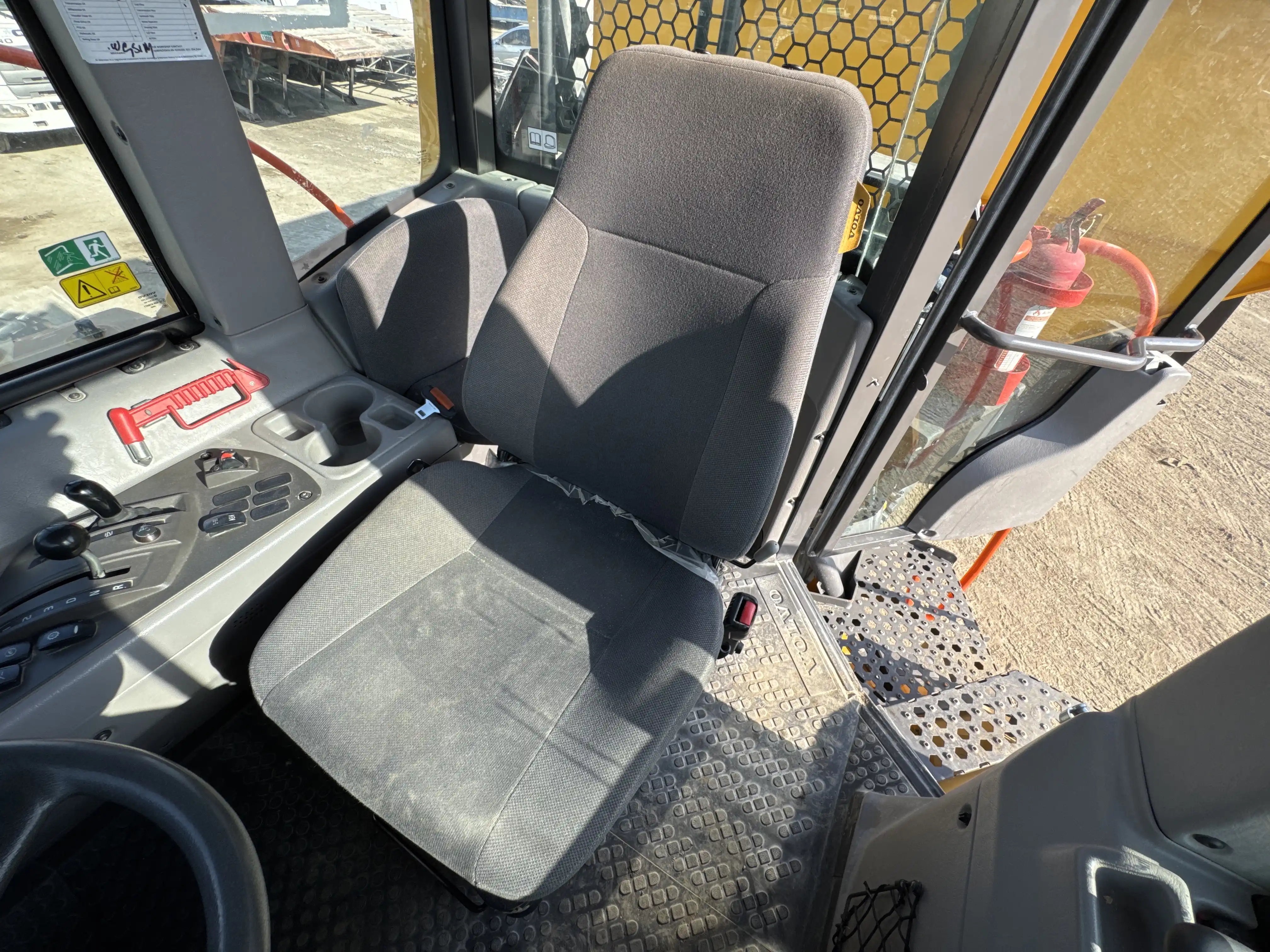 ADT-002-Volvo-A40G-articulated-dump-truck-inspection-cabin-seats-armrests-2