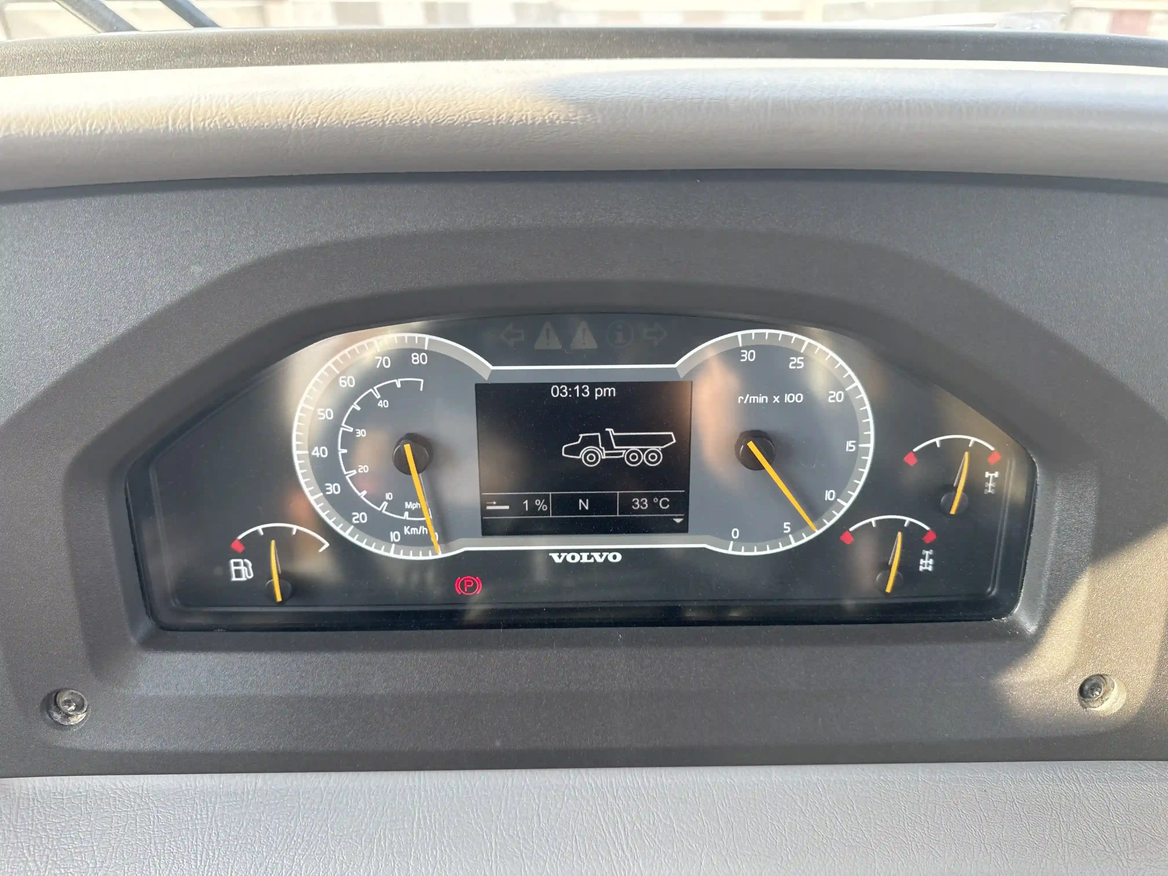 ADT-002-Volvo-A40G-articulated-dump-truck-inspection-cabin-instrument-cluster-1