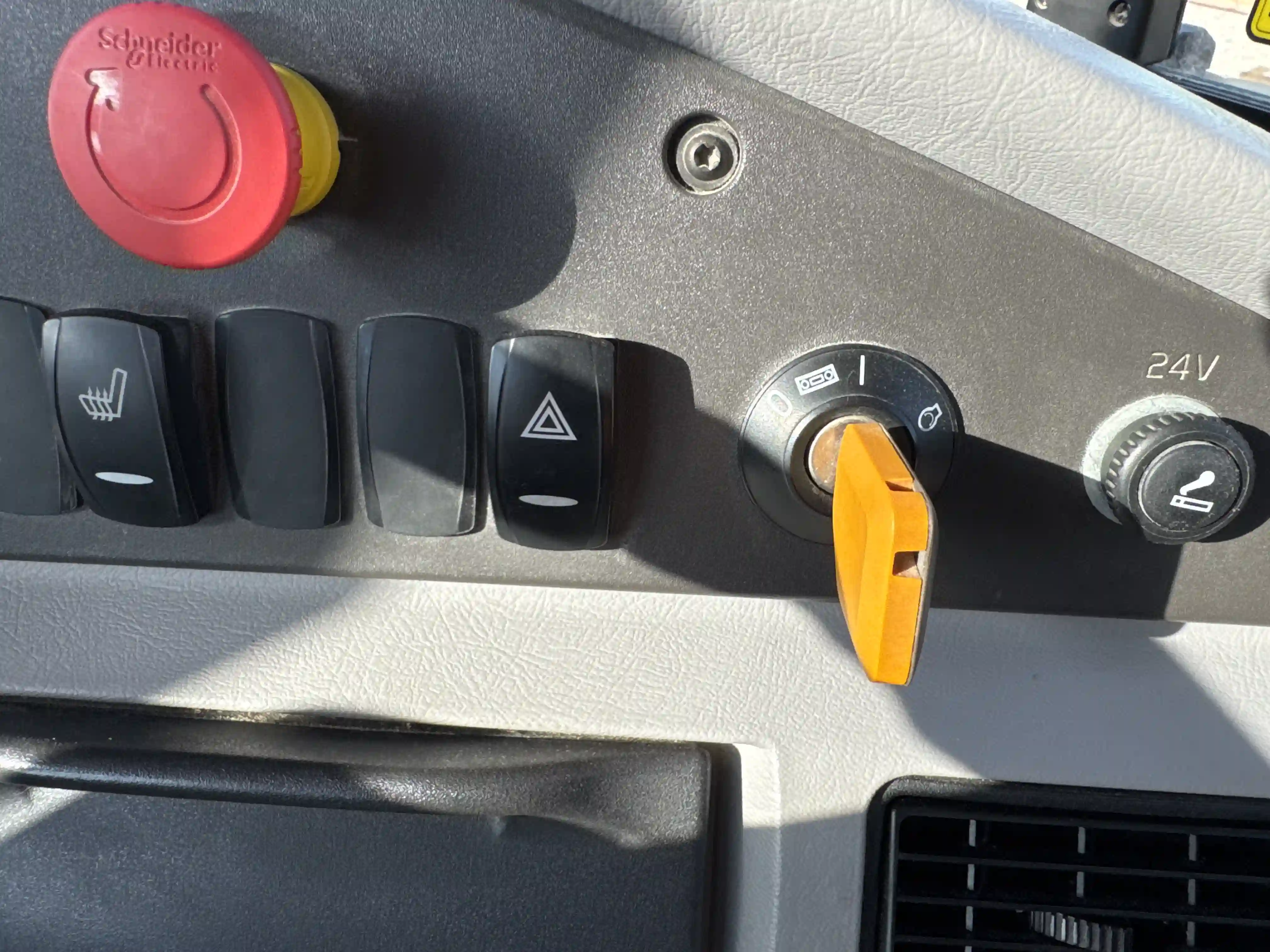 ADT-002-Volvo-A40G-articulated-dump-truck-inspection-cabin-electronic-instrument-board-2