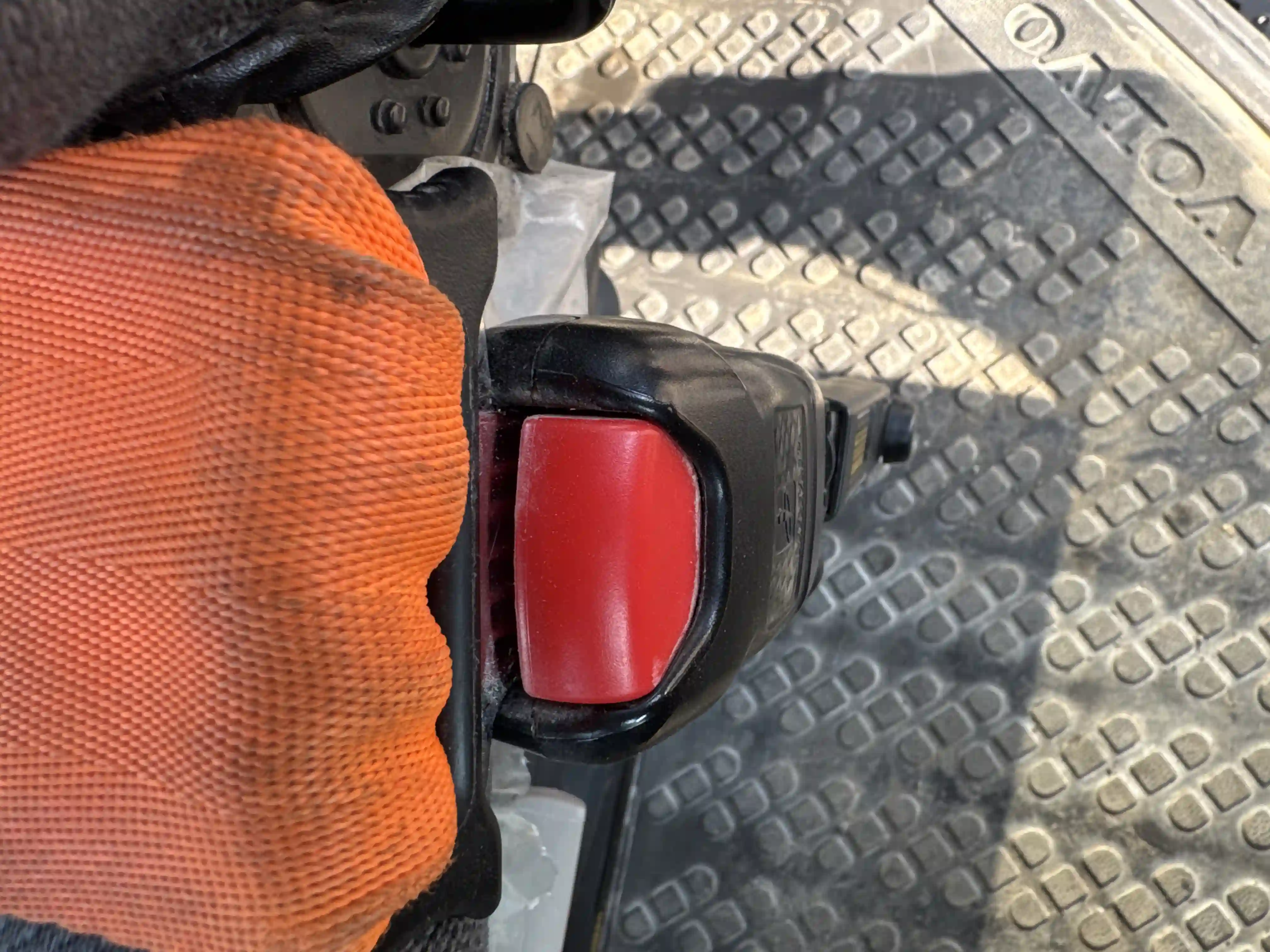 ADT-002-Volvo-A40G-articulated-dump-truck-inspection-safety-seat-belts-1