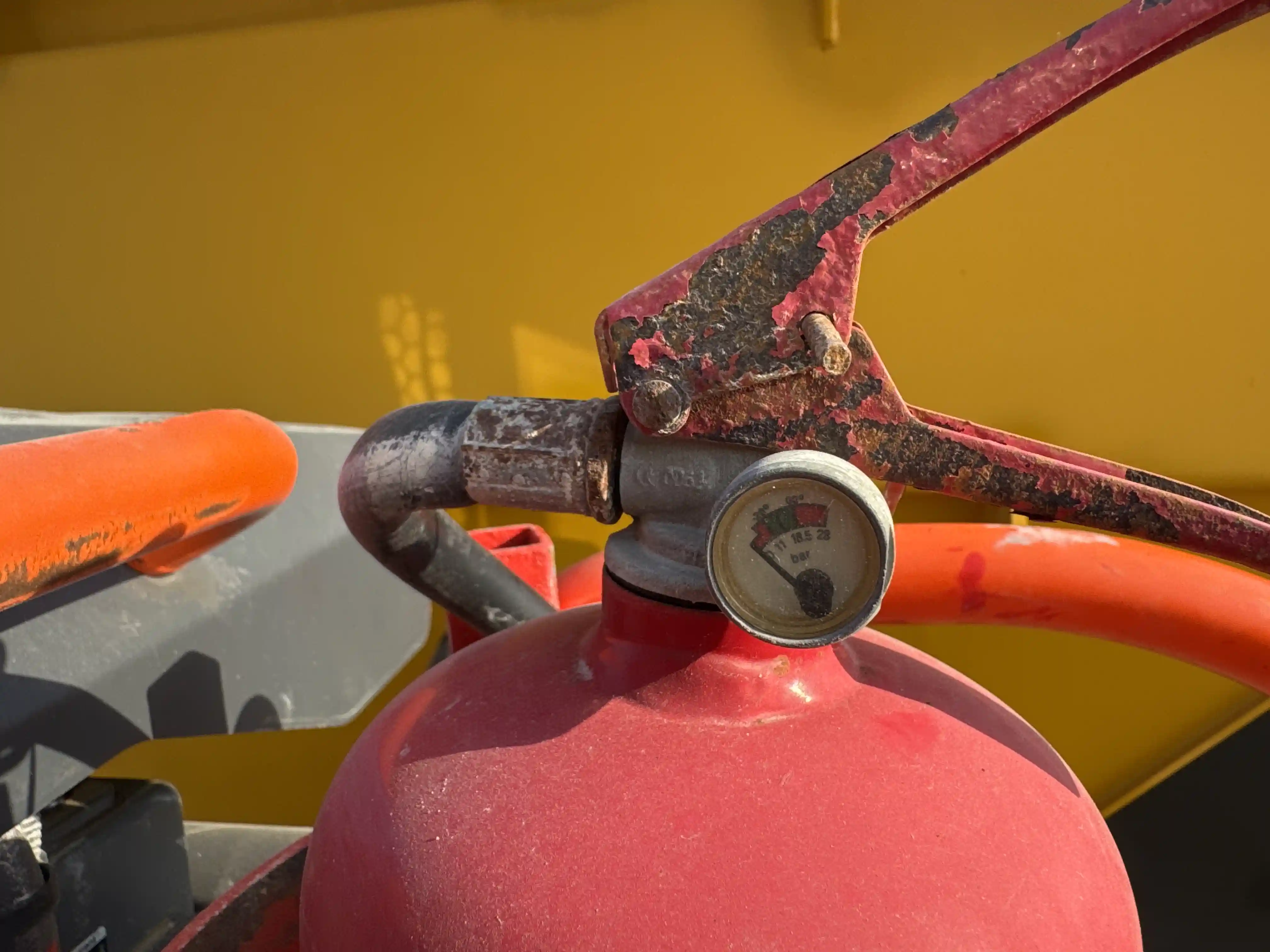ADT-002-Volvo-A40G-articulated-dump-truck-inspection-safety-fire-extinguisher-1