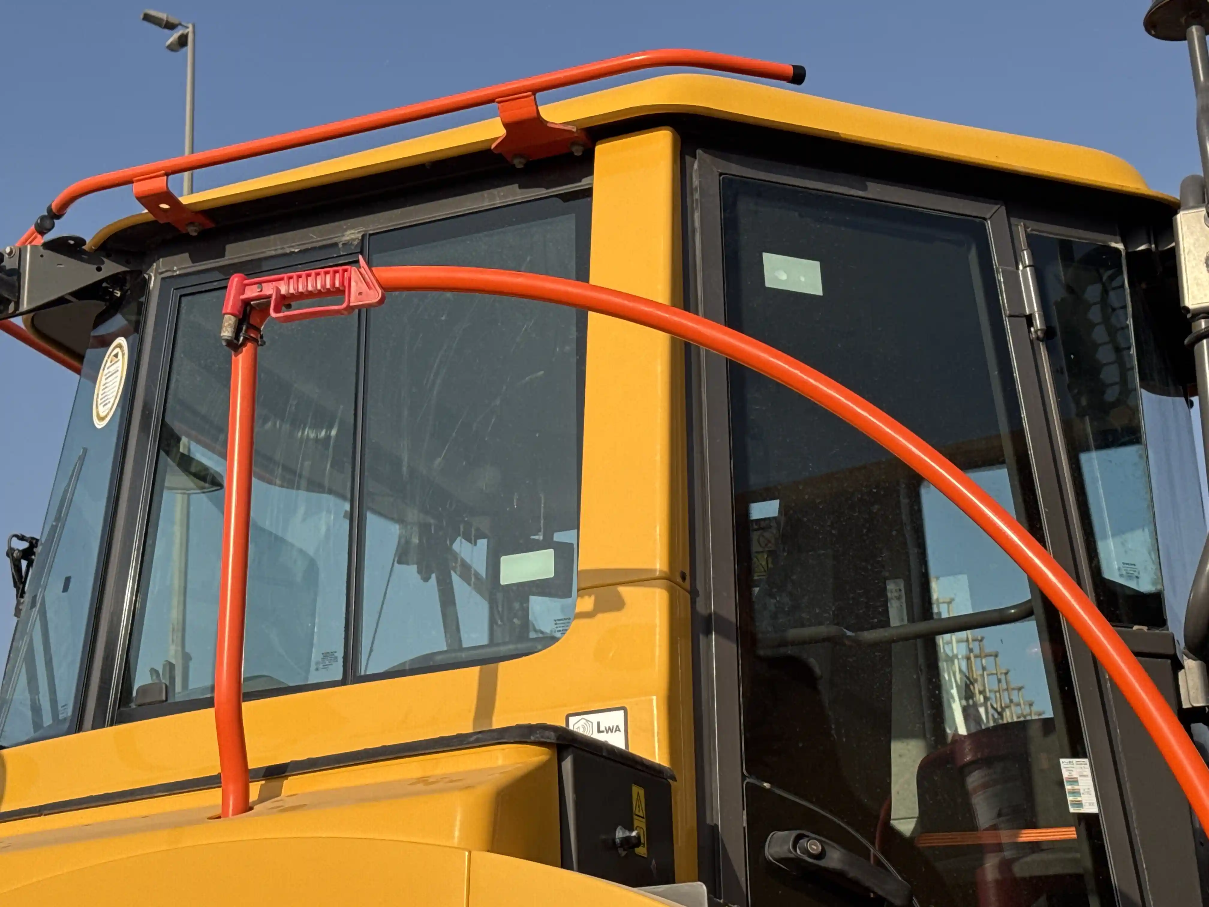ADT-002-Volvo-A40G-articulated-dump-truck-inspection-safety-glass-4