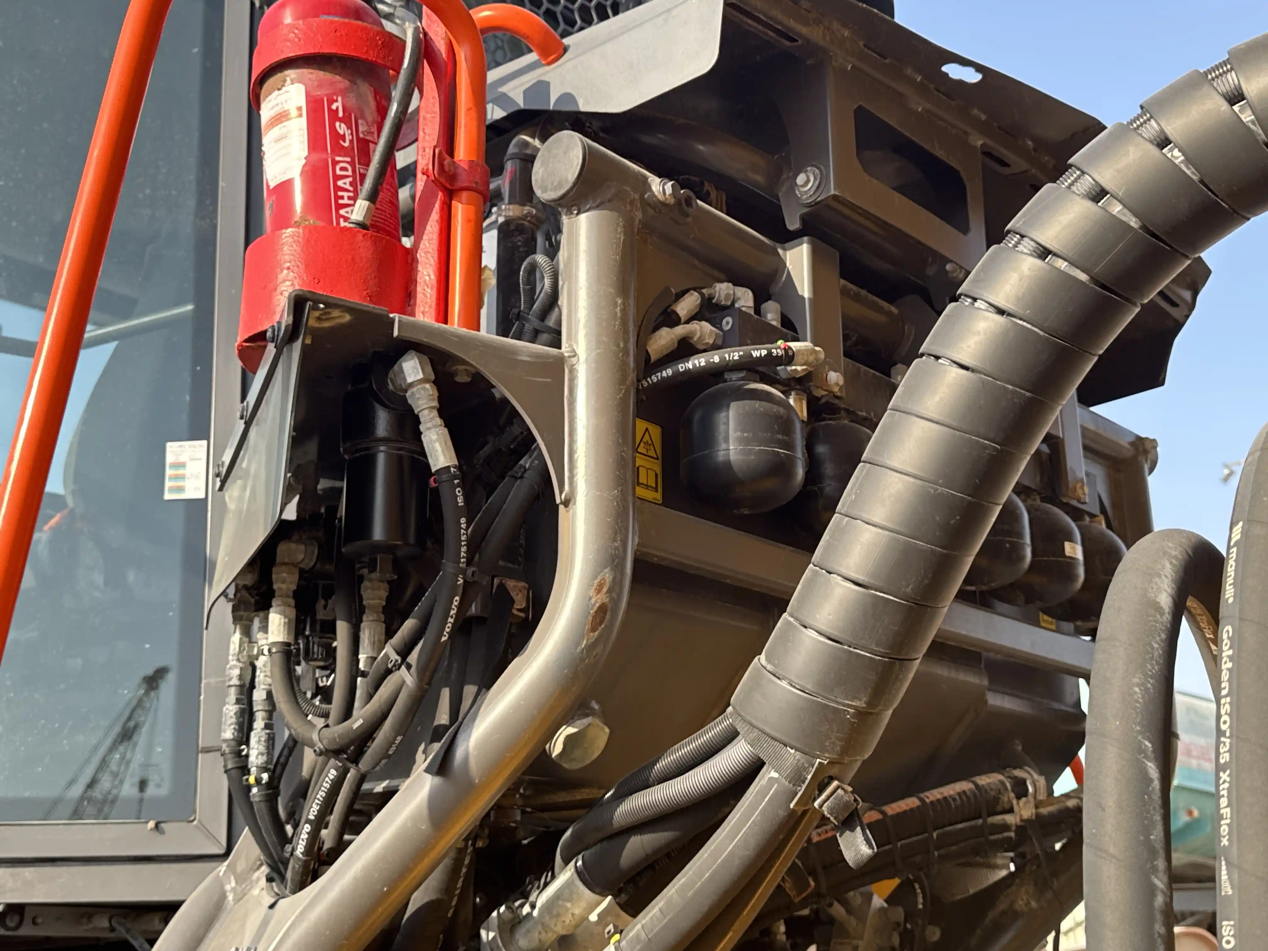 ADT-002-Volvo-A40G-articulated-dump-truck-inspection-hydraulics-hydraulic-tank-1