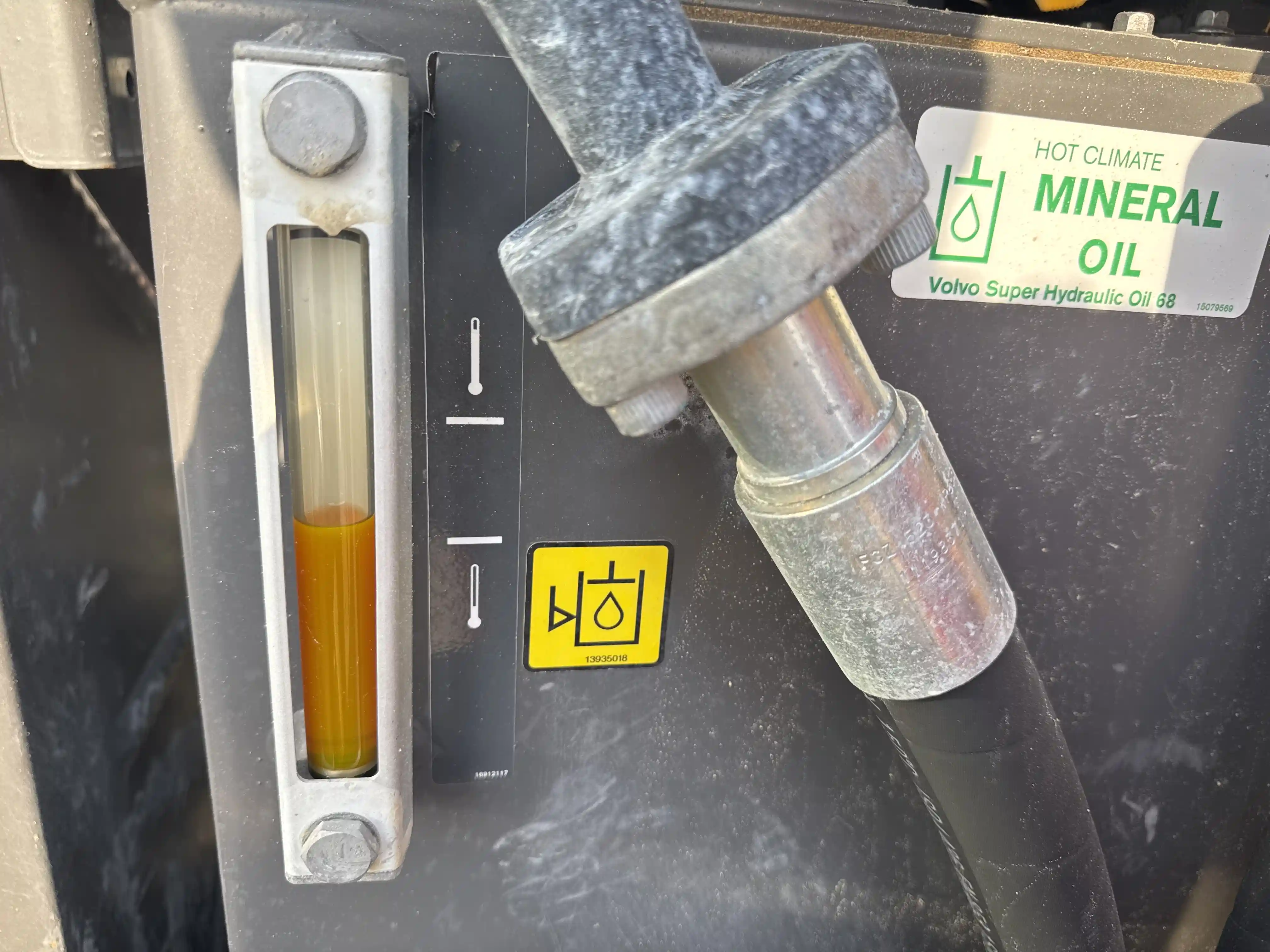 ADT-002-Volvo-A40G-articulated-dump-truck-inspection-hydraulics-hydraulic-tank-2