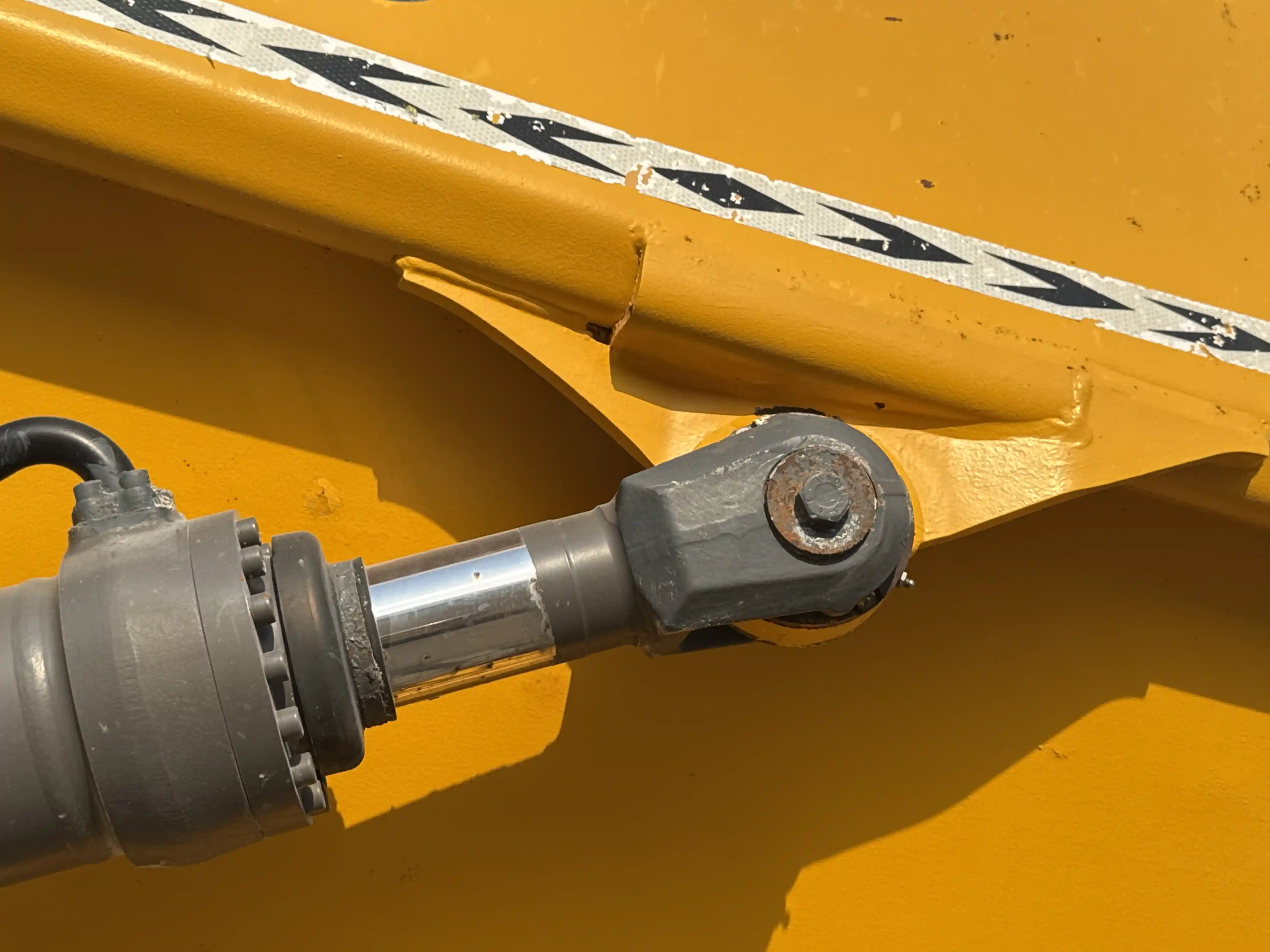 ADT-002-Volvo-A40G-articulated-dump-truck-inspection-hydraulics-dump-box-lift-cylinder-1