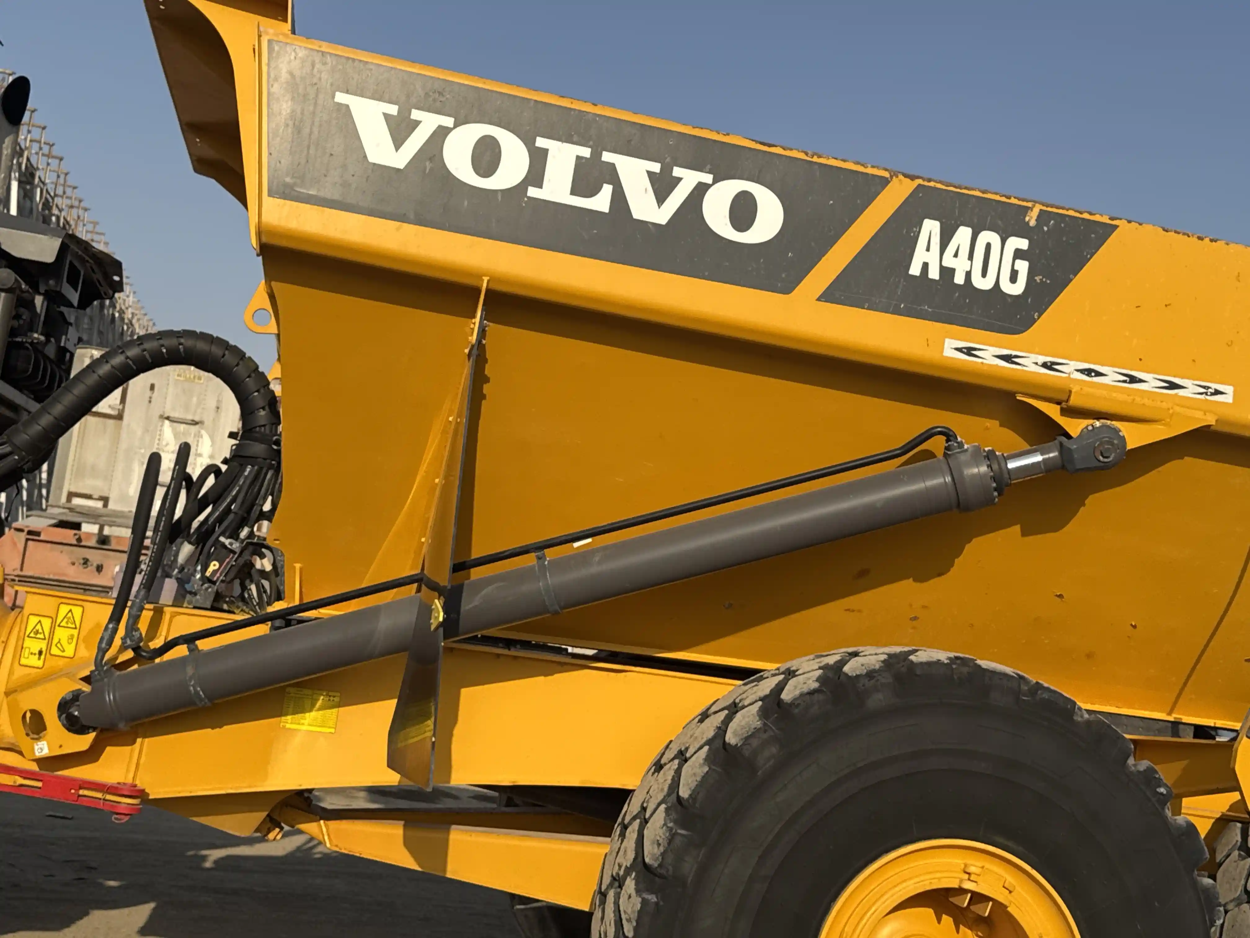 ADT-002-Volvo-A40G-articulated-dump-truck-inspection-hydraulics-dump-box-lift-cylinder-2