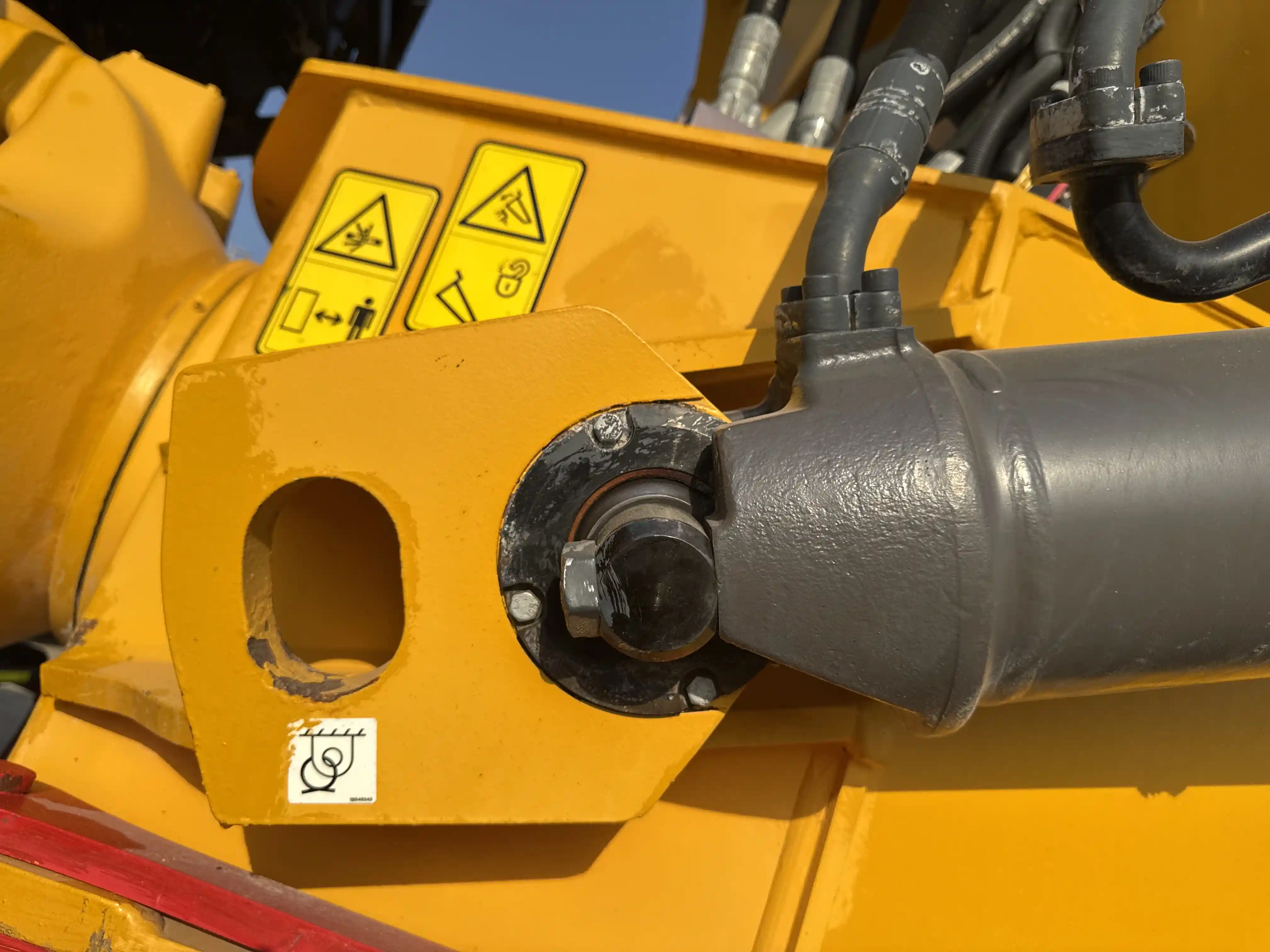 ADT-002-Volvo-A40G-articulated-dump-truck-inspection-hydraulics-dump-box-lift-cylinder-3