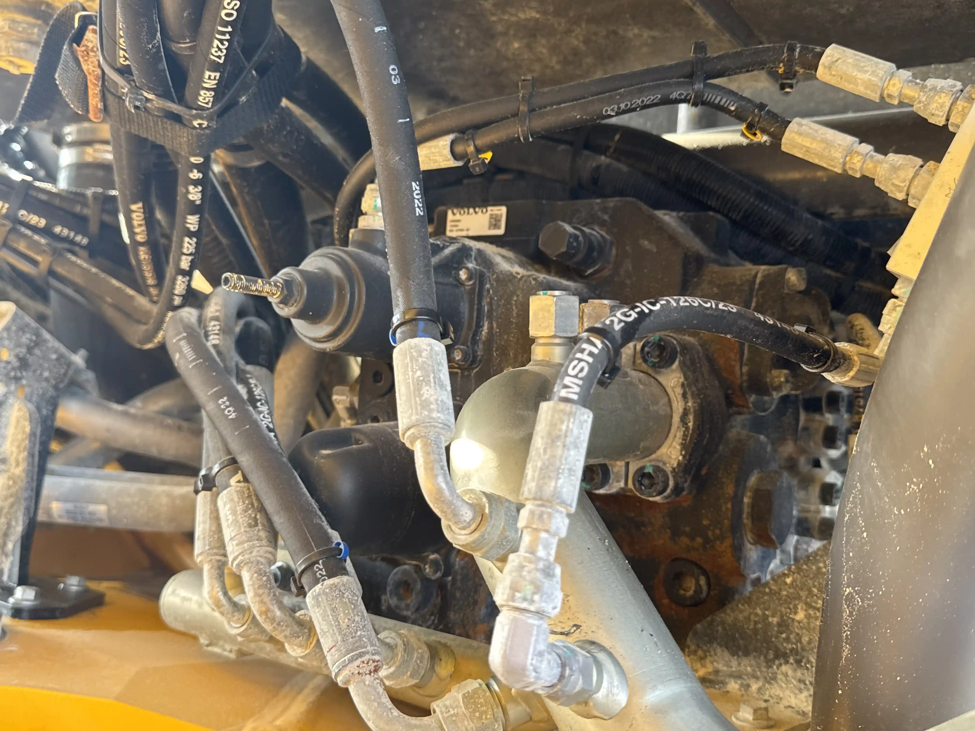 ADT-002-Volvo-A40G-articulated-dump-truck-inspection-hydraulics-main-control-valve-MCV-1