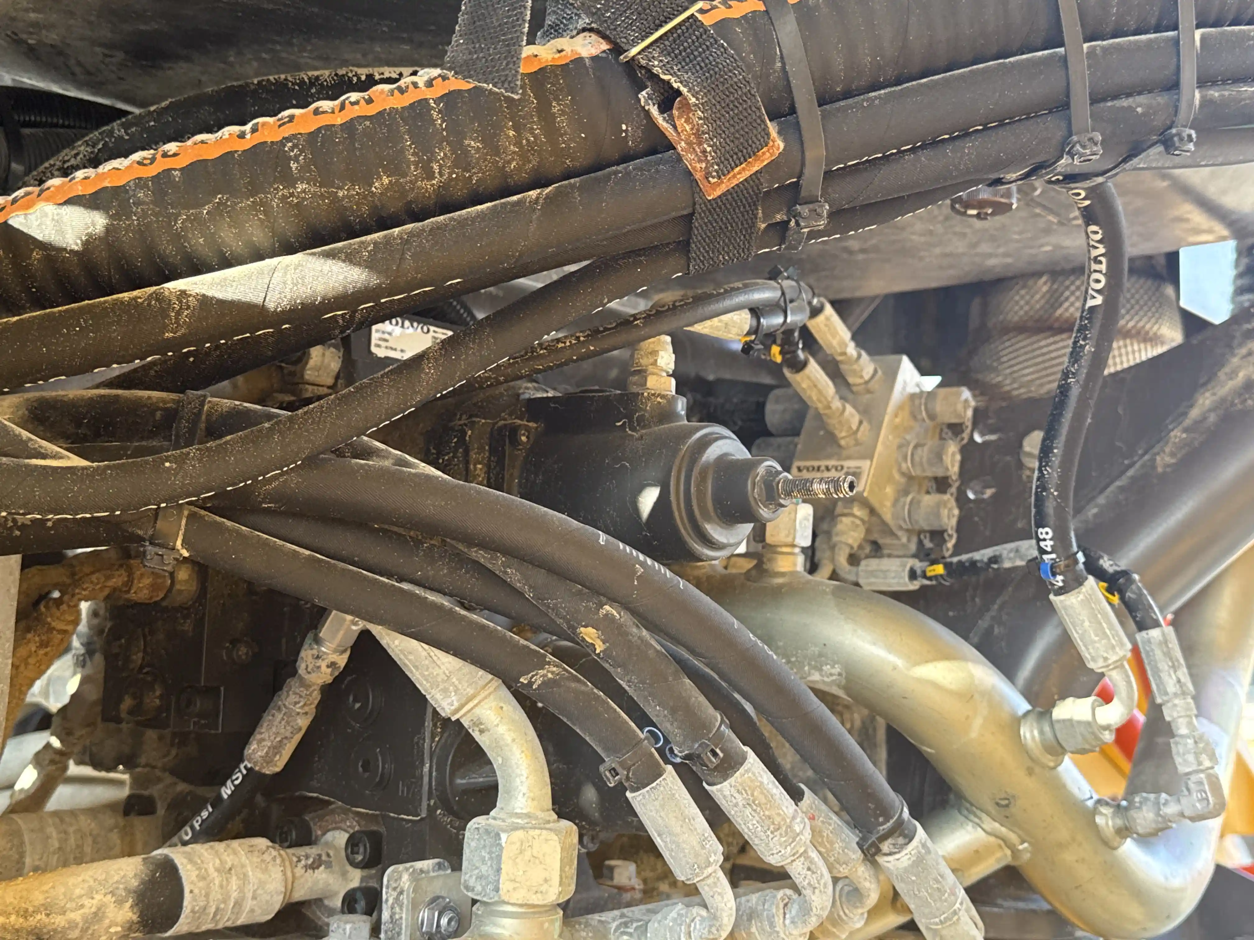 ADT-002-Volvo-A40G-articulated-dump-truck-inspection-hydraulics-main-control-valve-MCV-2