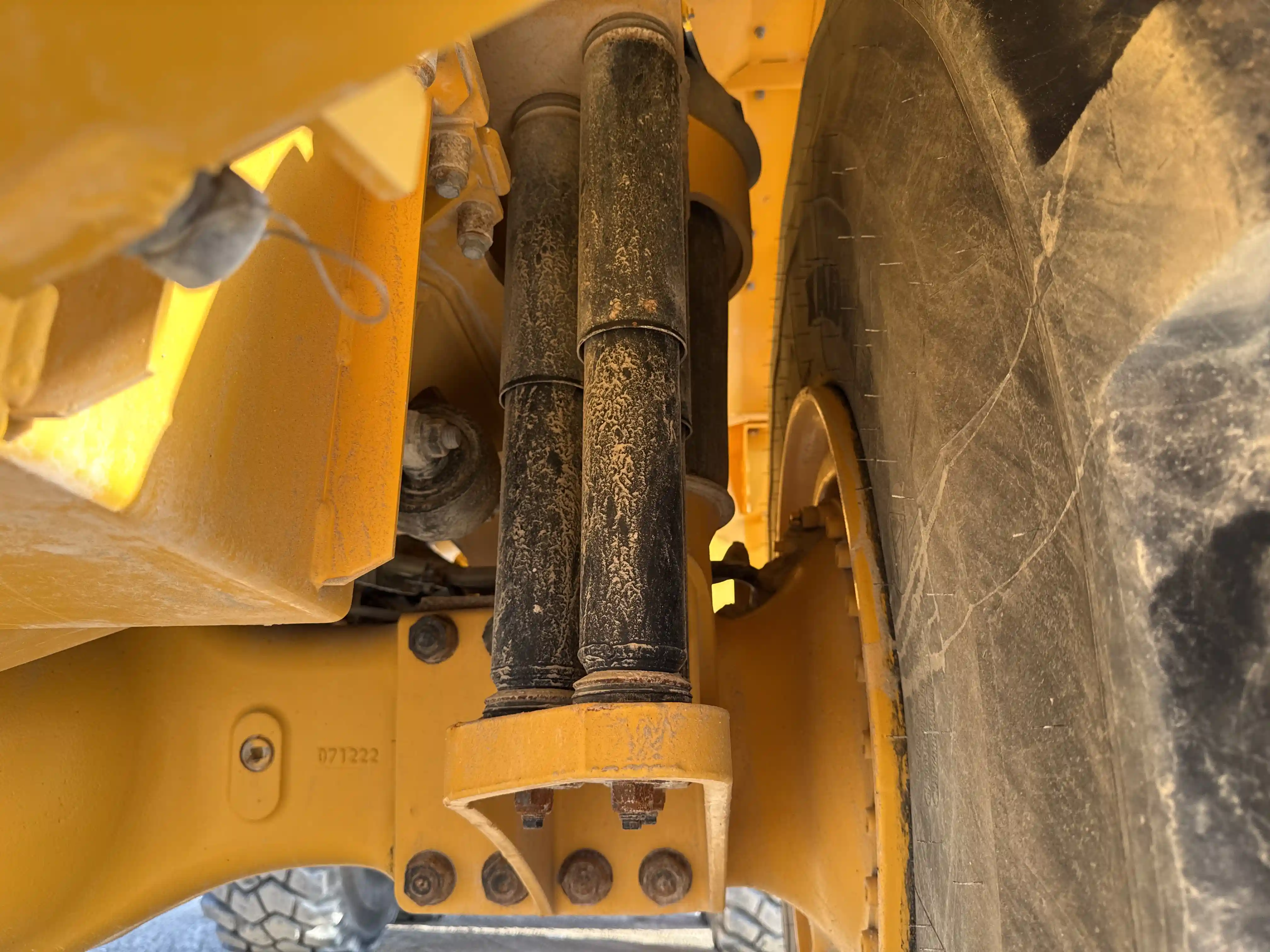 ADT-002-Volvo-A40G-articulated-dump-truck-inspection-hydraulics-suspension-shock-absorbers-1
