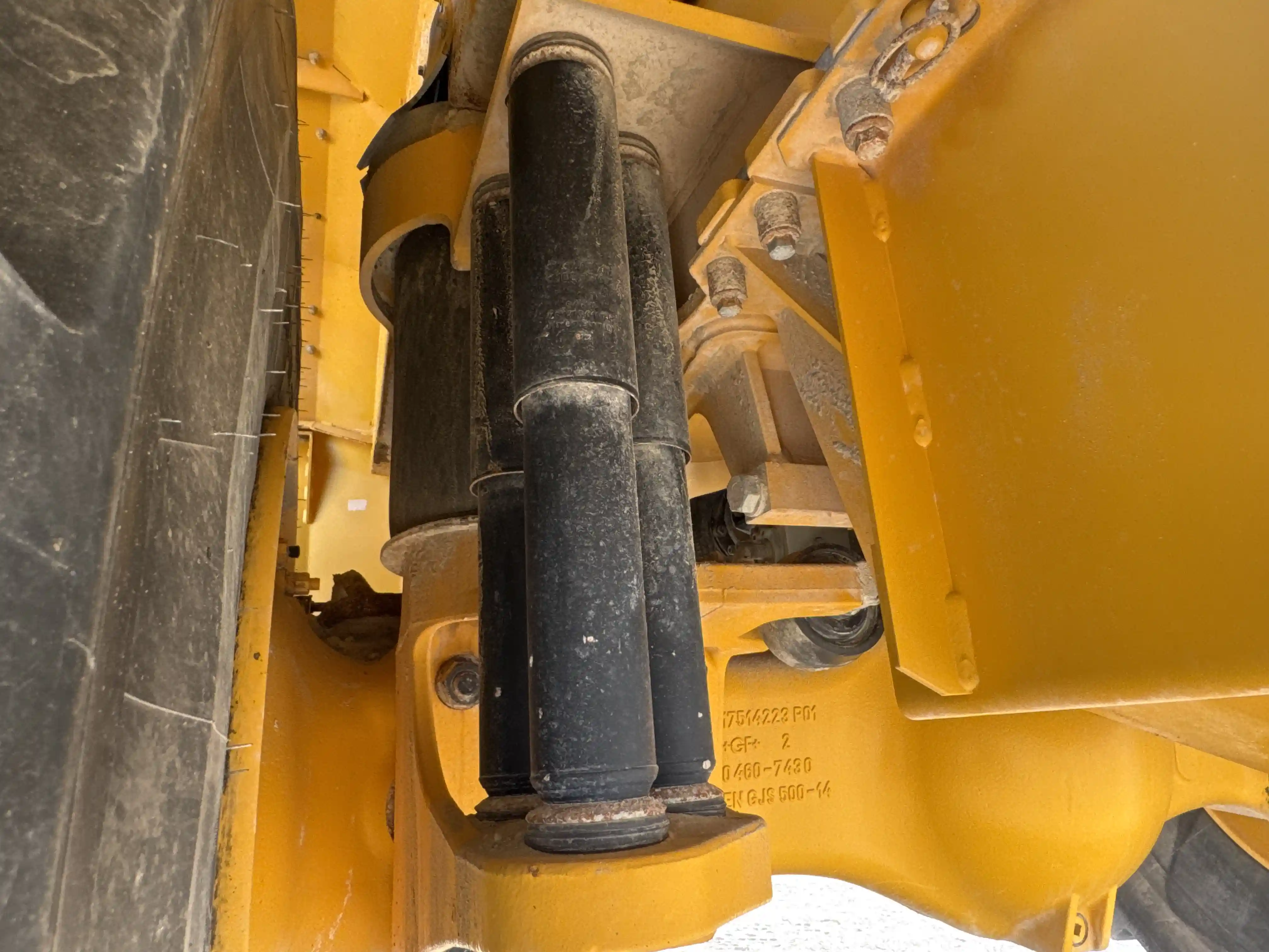 ADT-002-Volvo-A40G-articulated-dump-truck-inspection-hydraulics-suspension-shock-absorbers-2