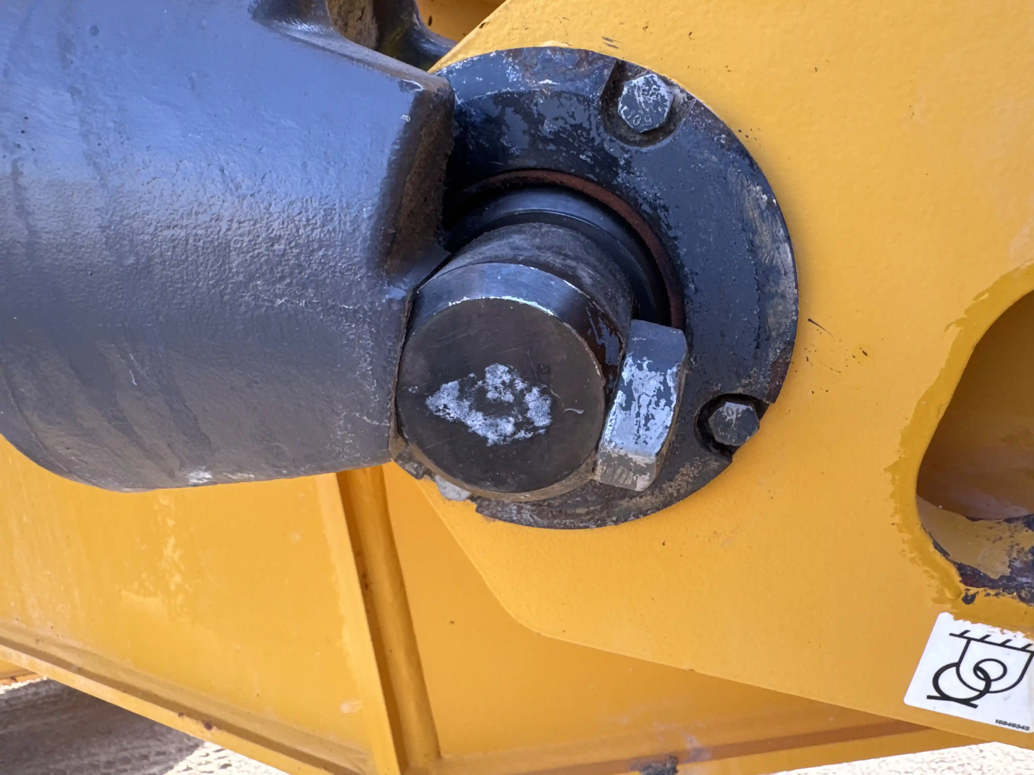 ADT-002-Volvo-A40G-articulated-dump-truck-inspection-hydraulics-hydraulic-pins-locks-1