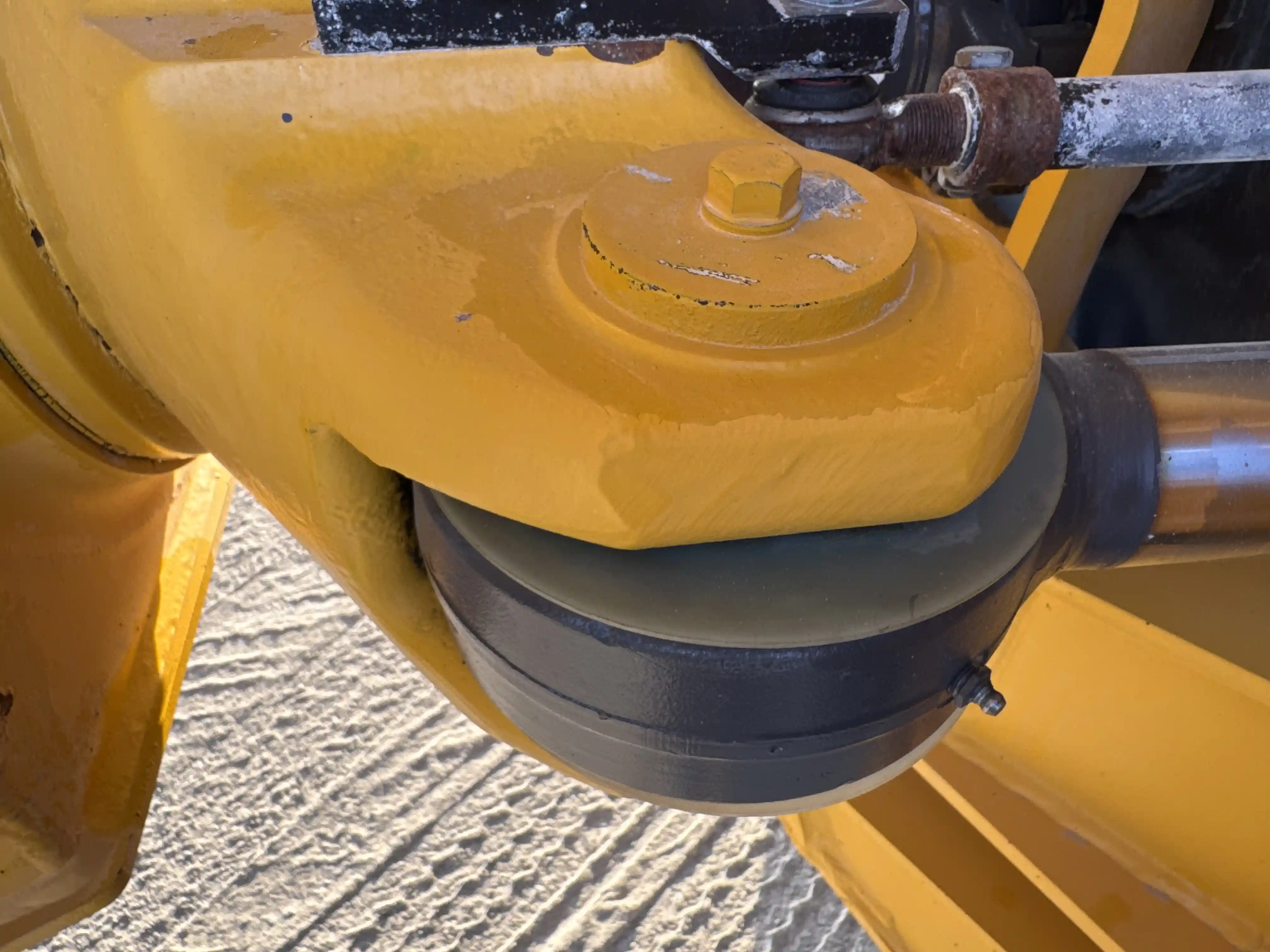 ADT-002-Volvo-A40G-articulated-dump-truck-inspection-hydraulics-hydraulic-pins-locks-2
