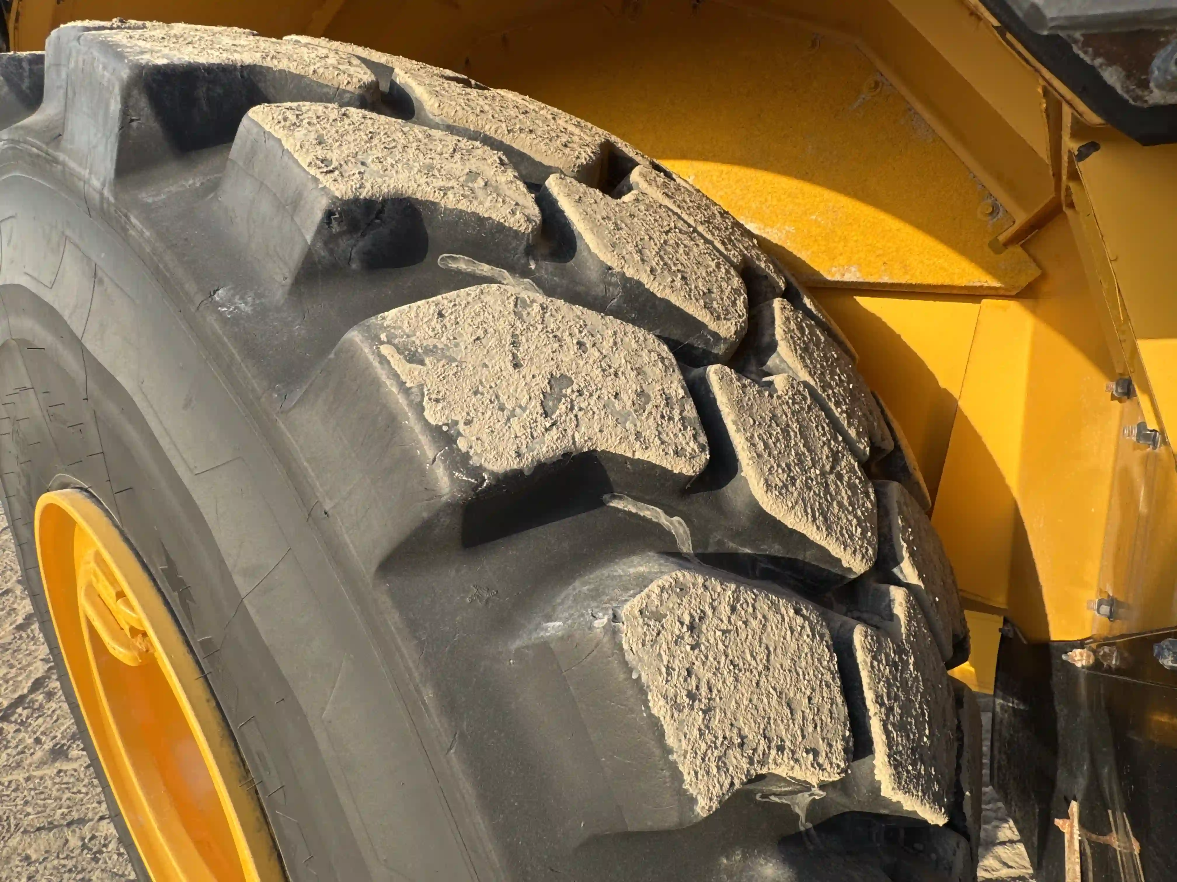 ADT-002-Volvo-A40G-articulated-dump-truck-inspection-chassis-left-front-tire-wheel-hub-condition-2