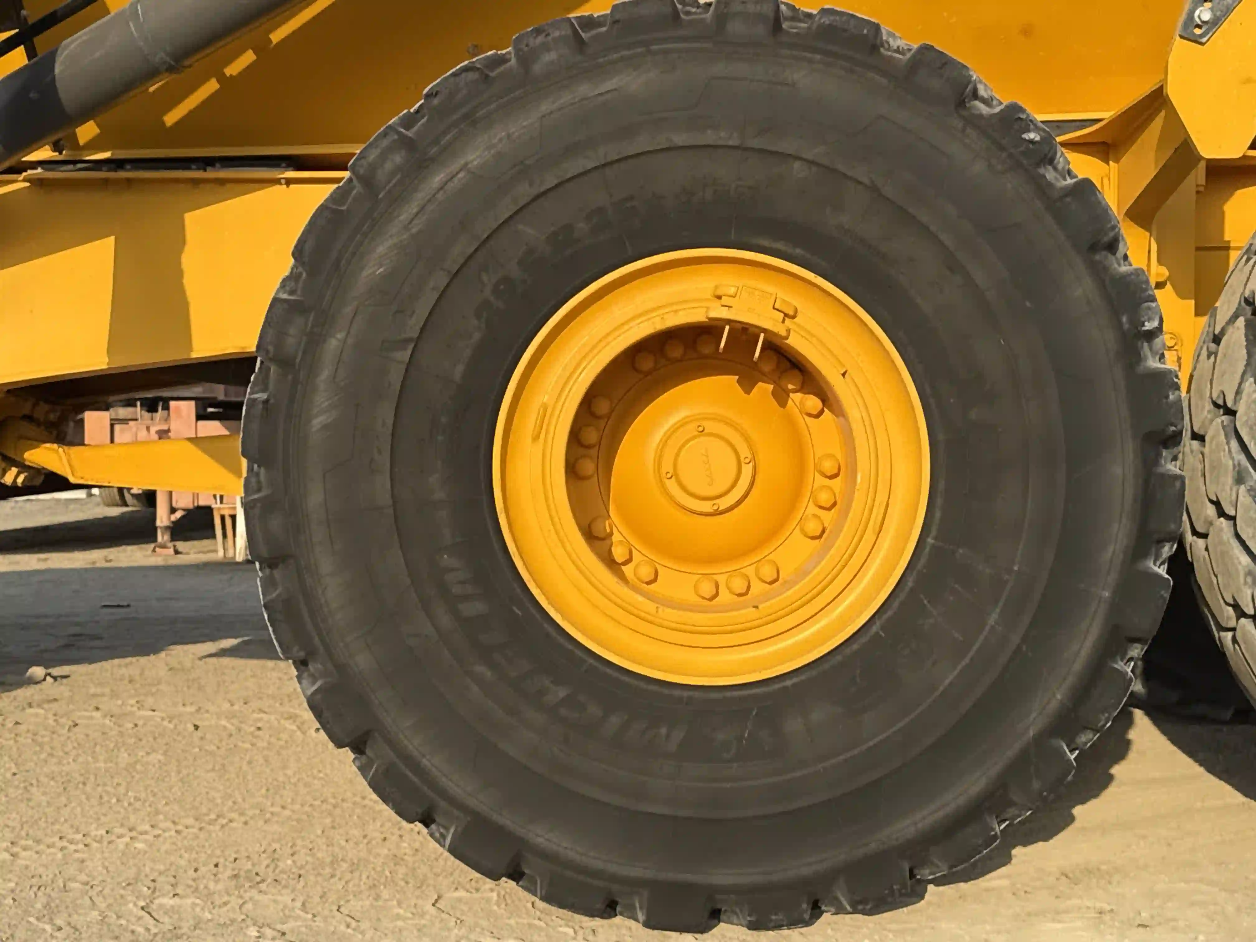 ADT-002-Volvo-A40G-articulated-dump-truck-inspection-chassis-left-center-tire-wheel-hub-condition-1