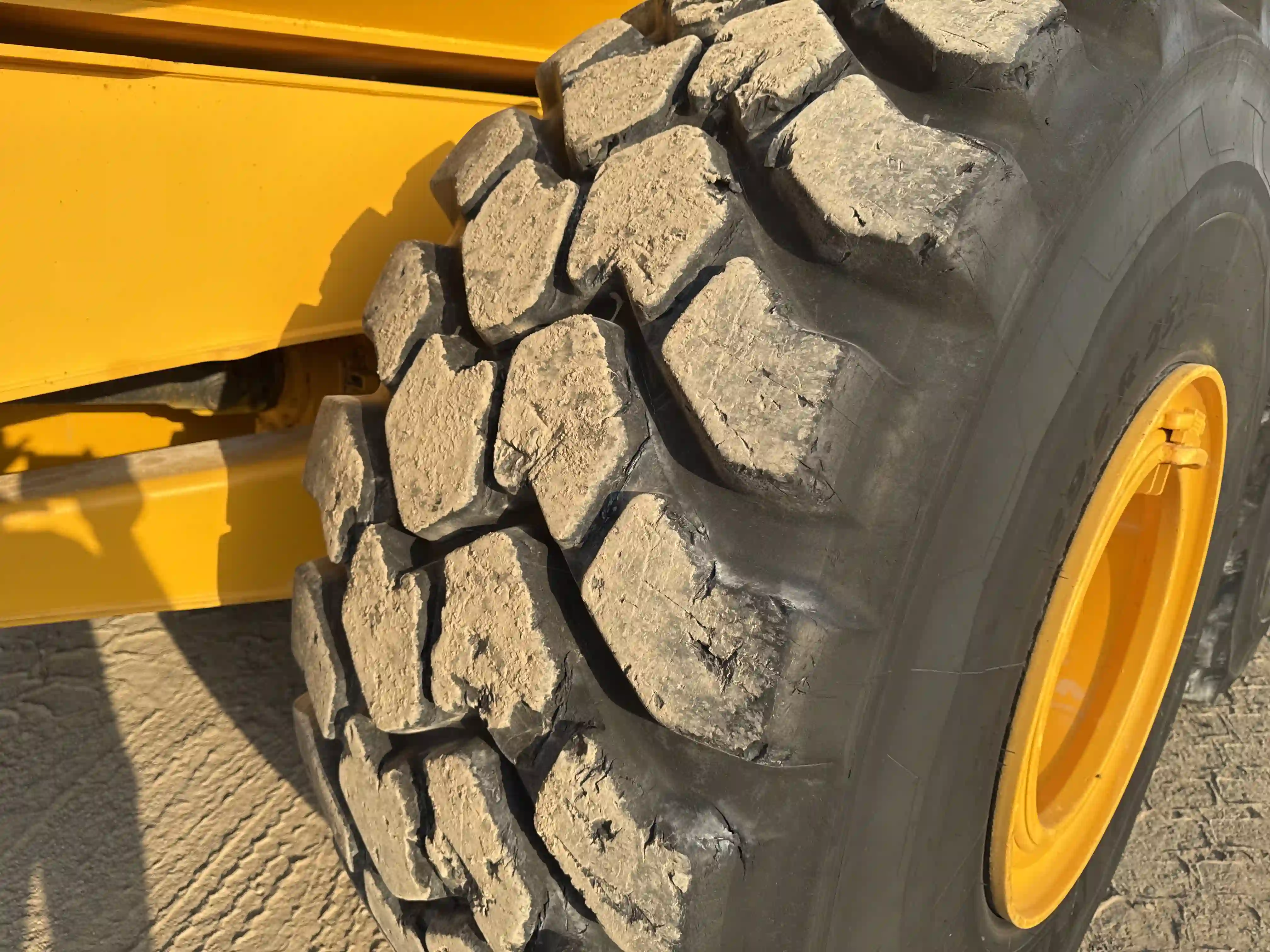 ADT-002-Volvo-A40G-articulated-dump-truck-inspection-chassis-left-center-tire-wheel-hub-condition-2