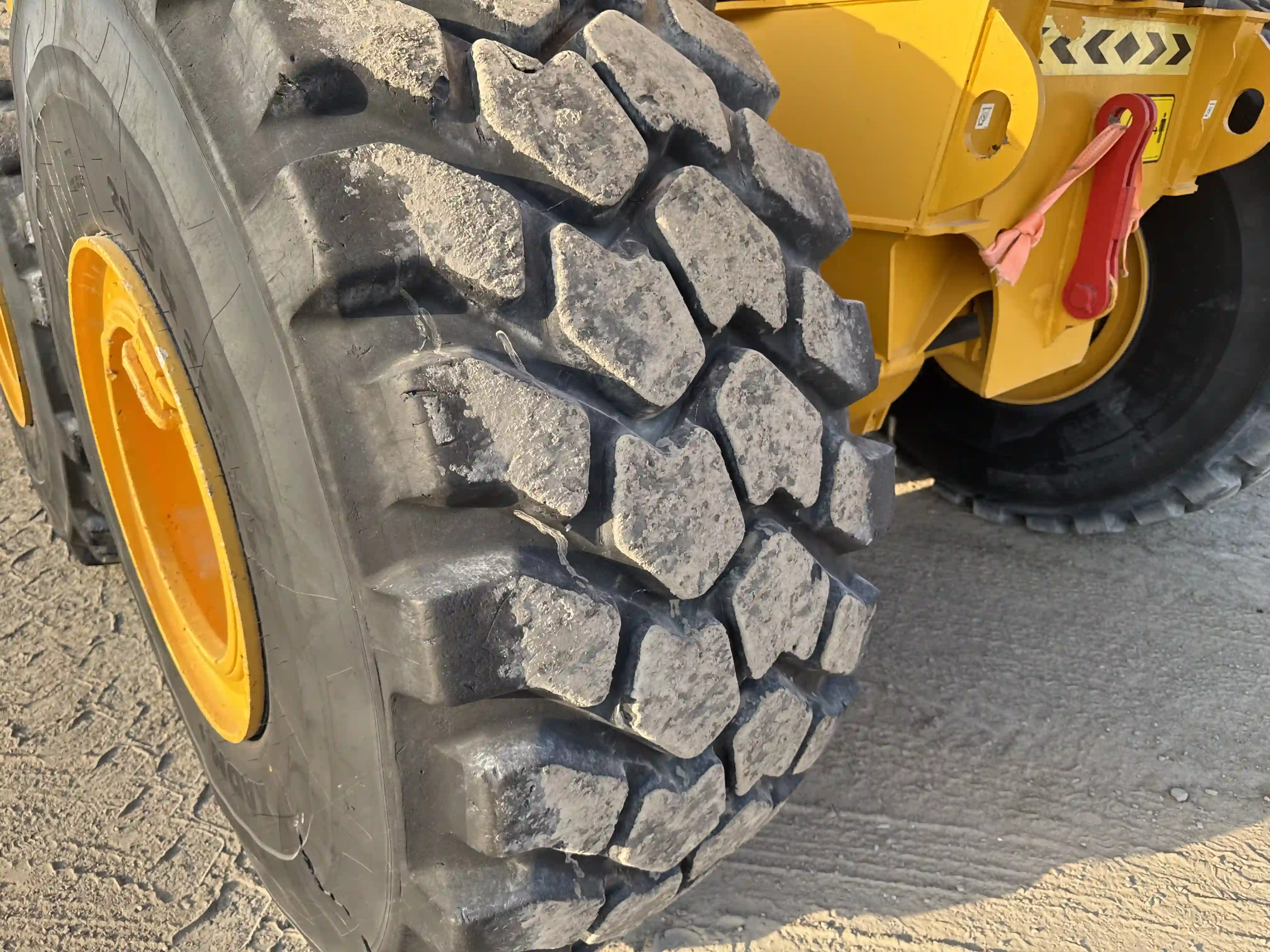 ADT-002-Volvo-A40G-articulated-dump-truck-inspection-chassis-left-rear-tire-wheel-hub-condition-2
