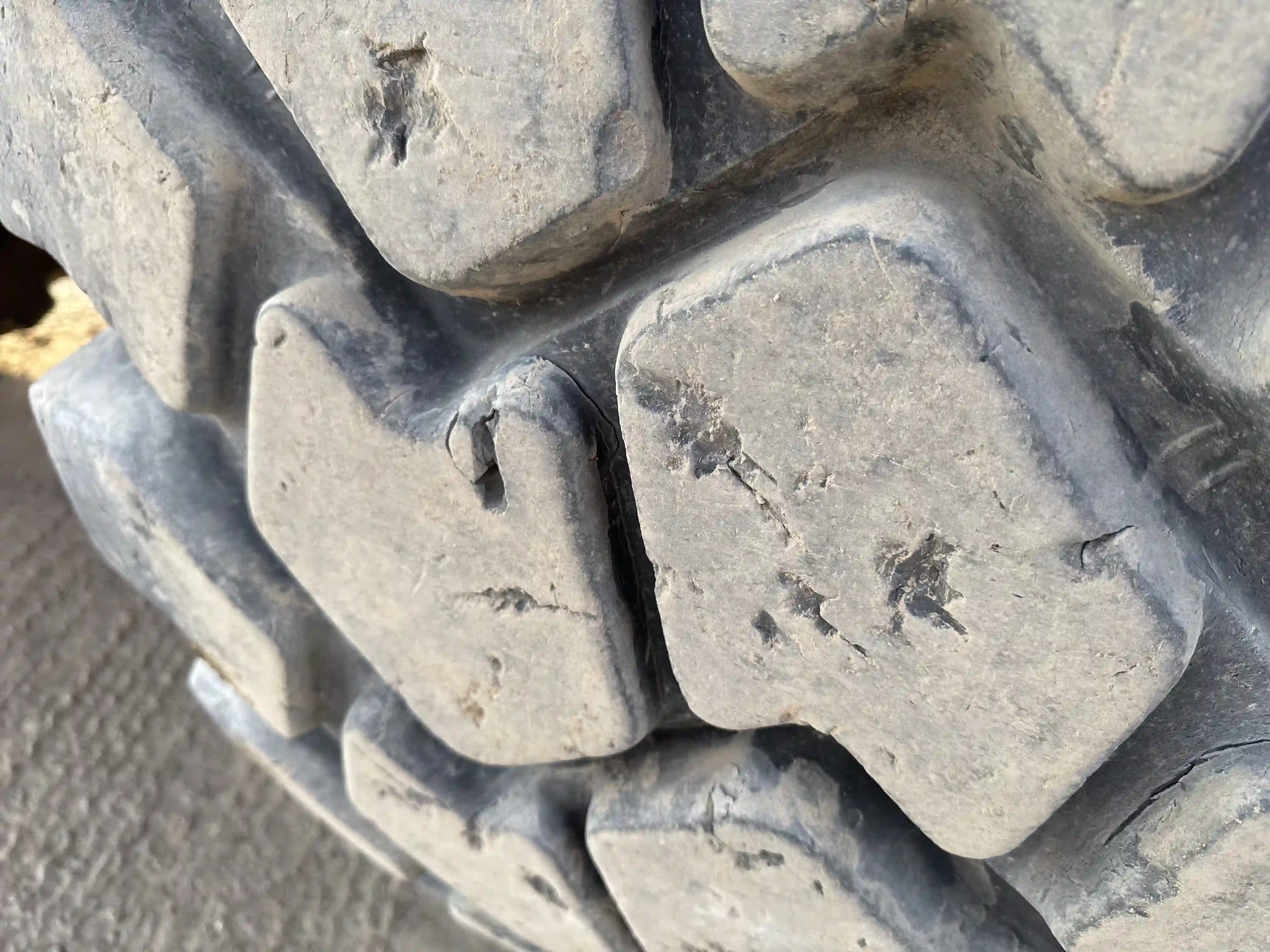 ADT-002-Volvo-A40G-articulated-dump-truck-inspection-chassis-right-rear-tire-wheel-hub-condition-2