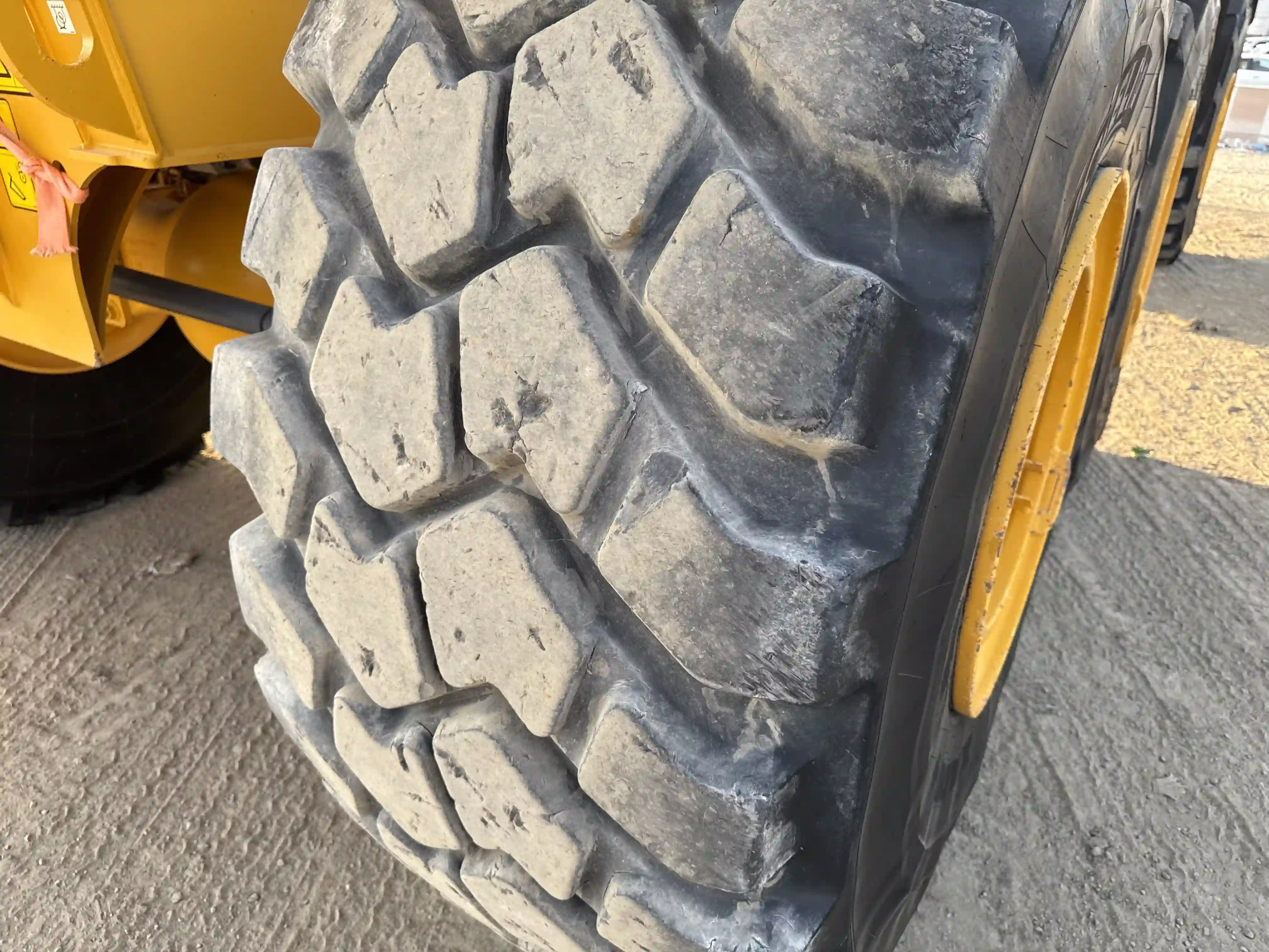 ADT-002-Volvo-A40G-articulated-dump-truck-inspection-chassis-right-rear-tire-wheel-hub-condition-3