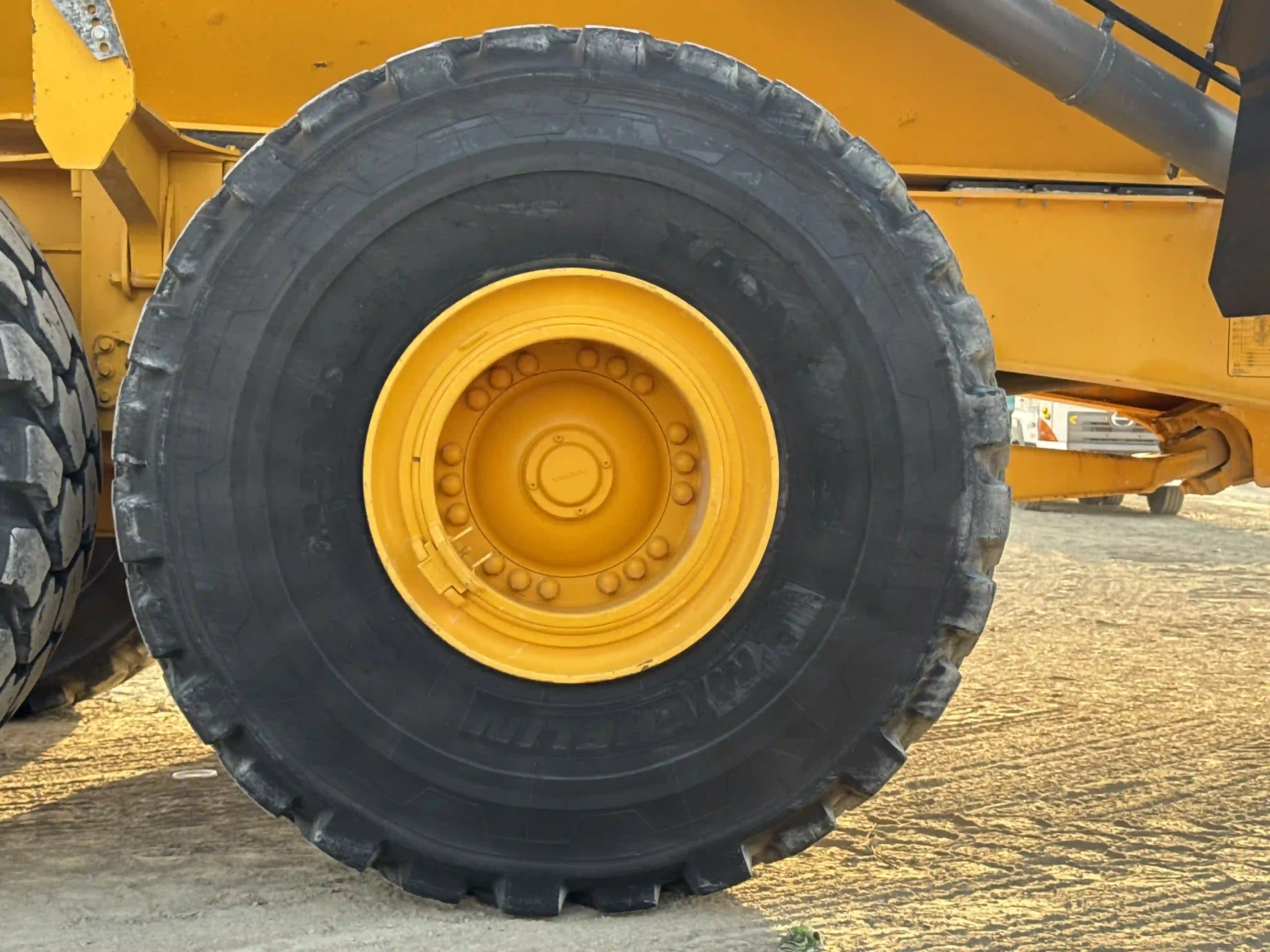 ADT-002-Volvo-A40G-articulated-dump-truck-inspection-chassis-right-center-tire-wheel-hub-condition-2