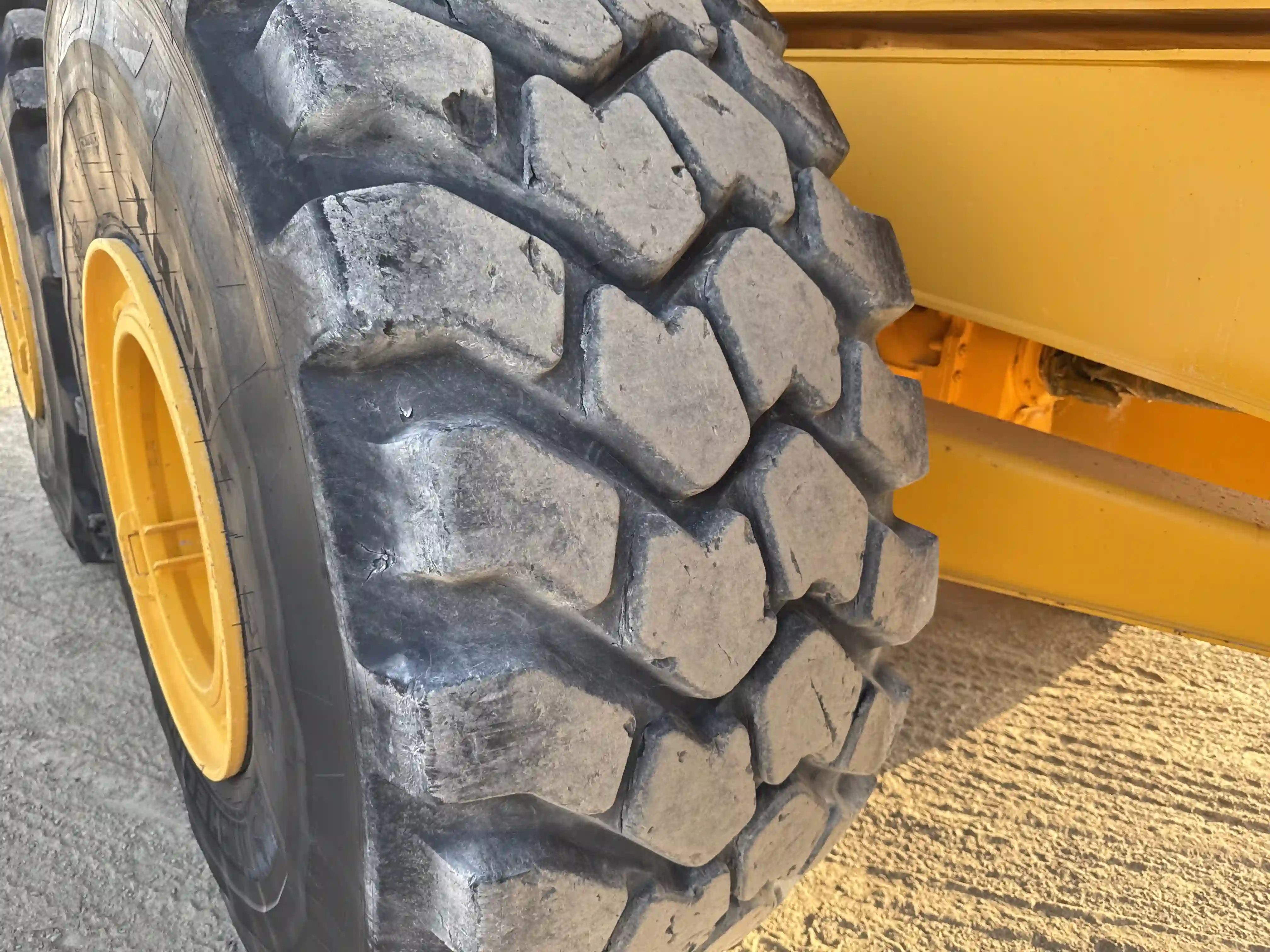 ADT-002-Volvo-A40G-articulated-dump-truck-inspection-chassis-right-center-tire-wheel-hub-condition-3