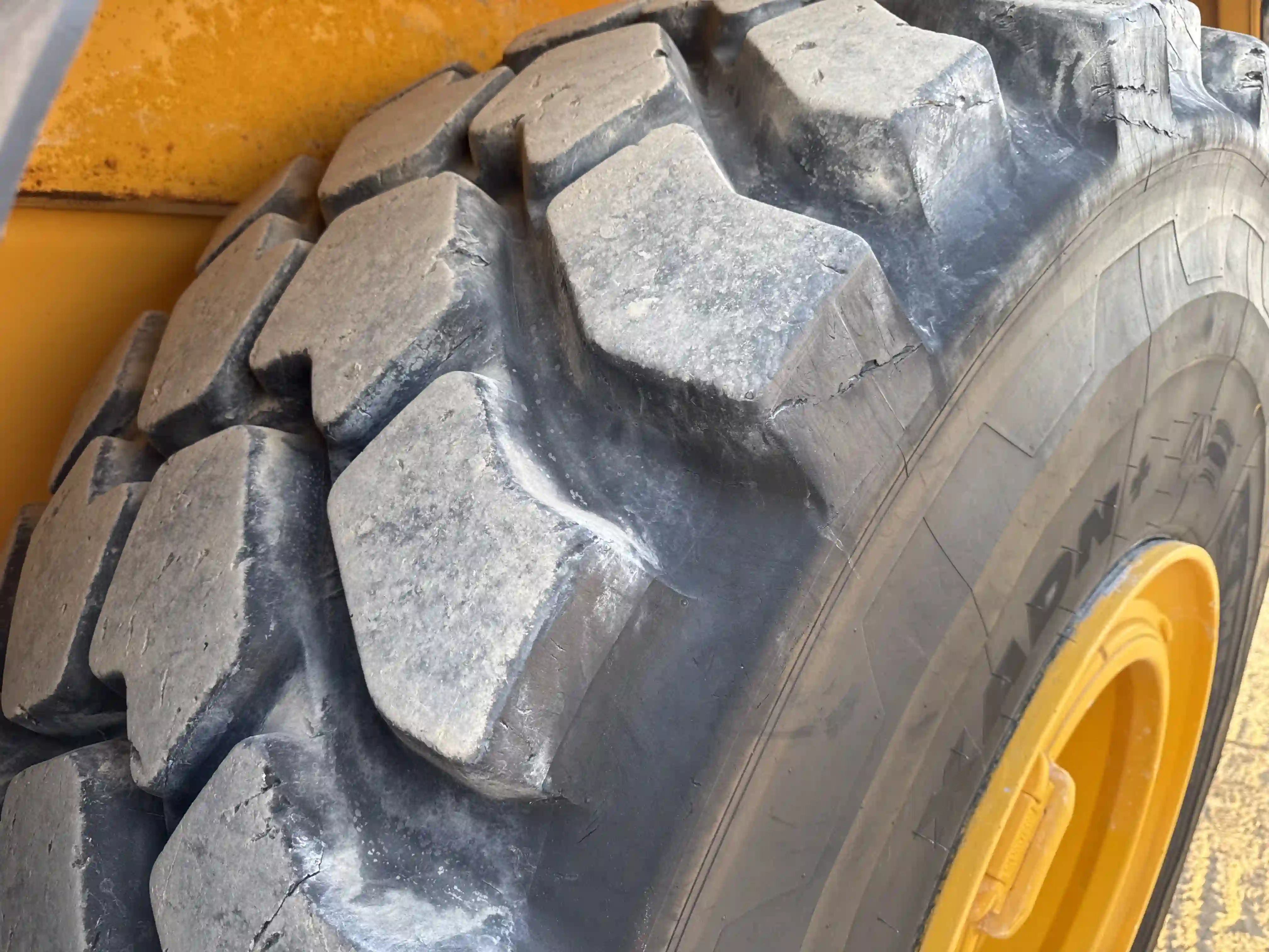 ADT-002-Volvo-A40G-articulated-dump-truck-inspection-chassis-right-front-tire-wheel-hub-condition-2