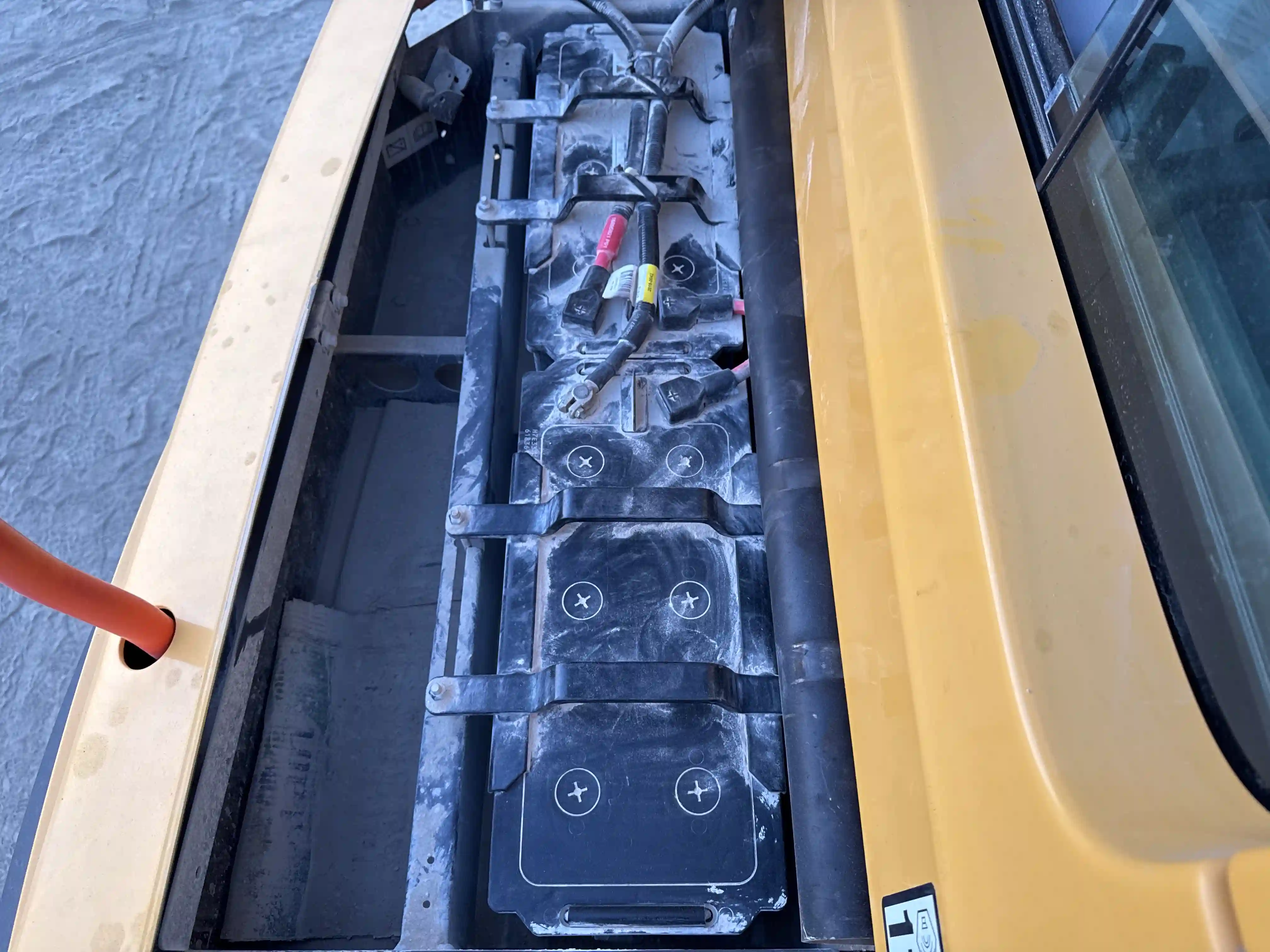 ADT-002-Volvo-A40G-articulated-dump-truck-inspection-electronic-battery-1
