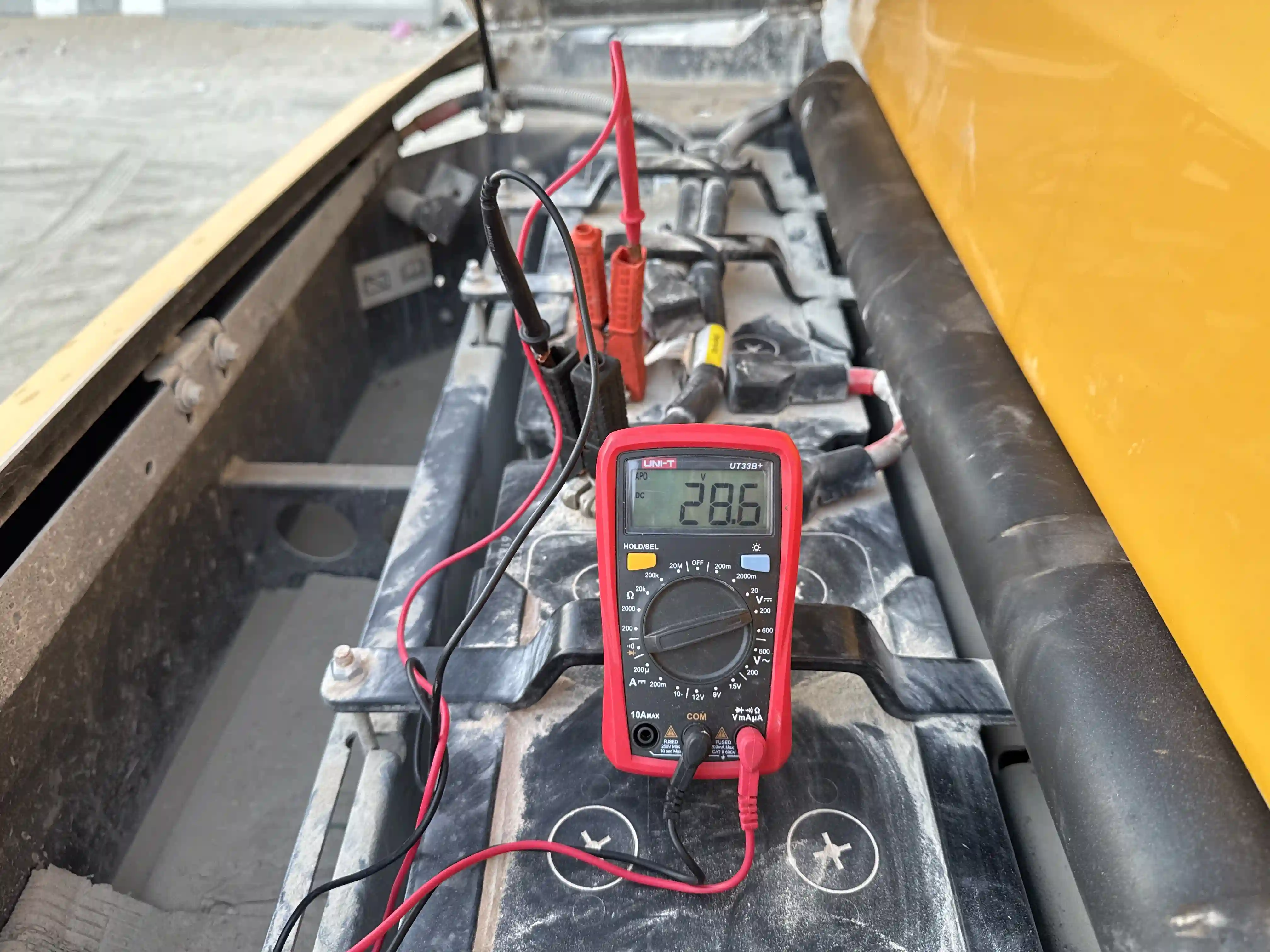 ADT-002-Volvo-A40G-articulated-dump-truck-inspection-electronic-battery-2