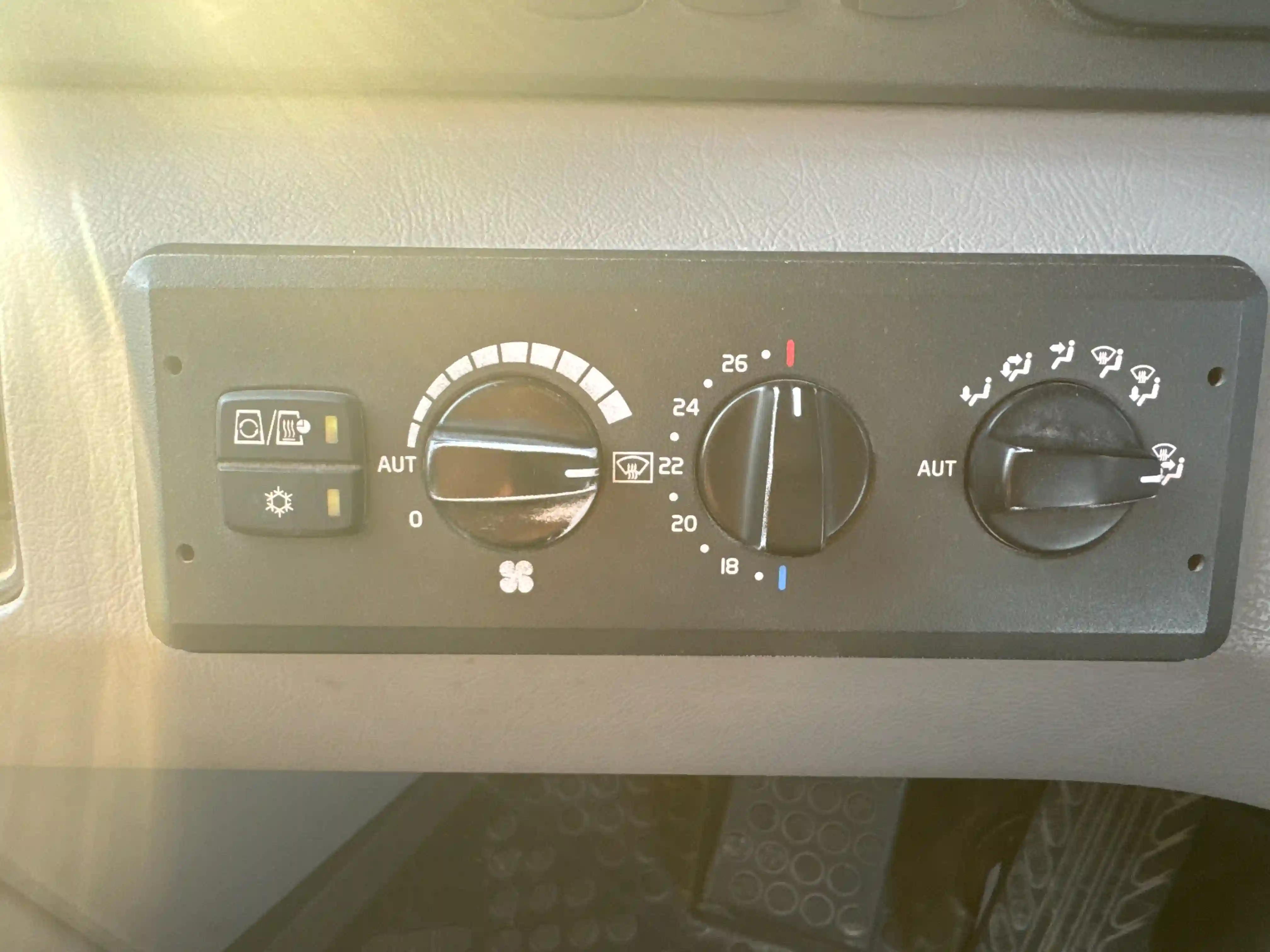 ADT-002-Volvo-A40G-articulated-dump-truck-inspection-air-conditioning-heating-system