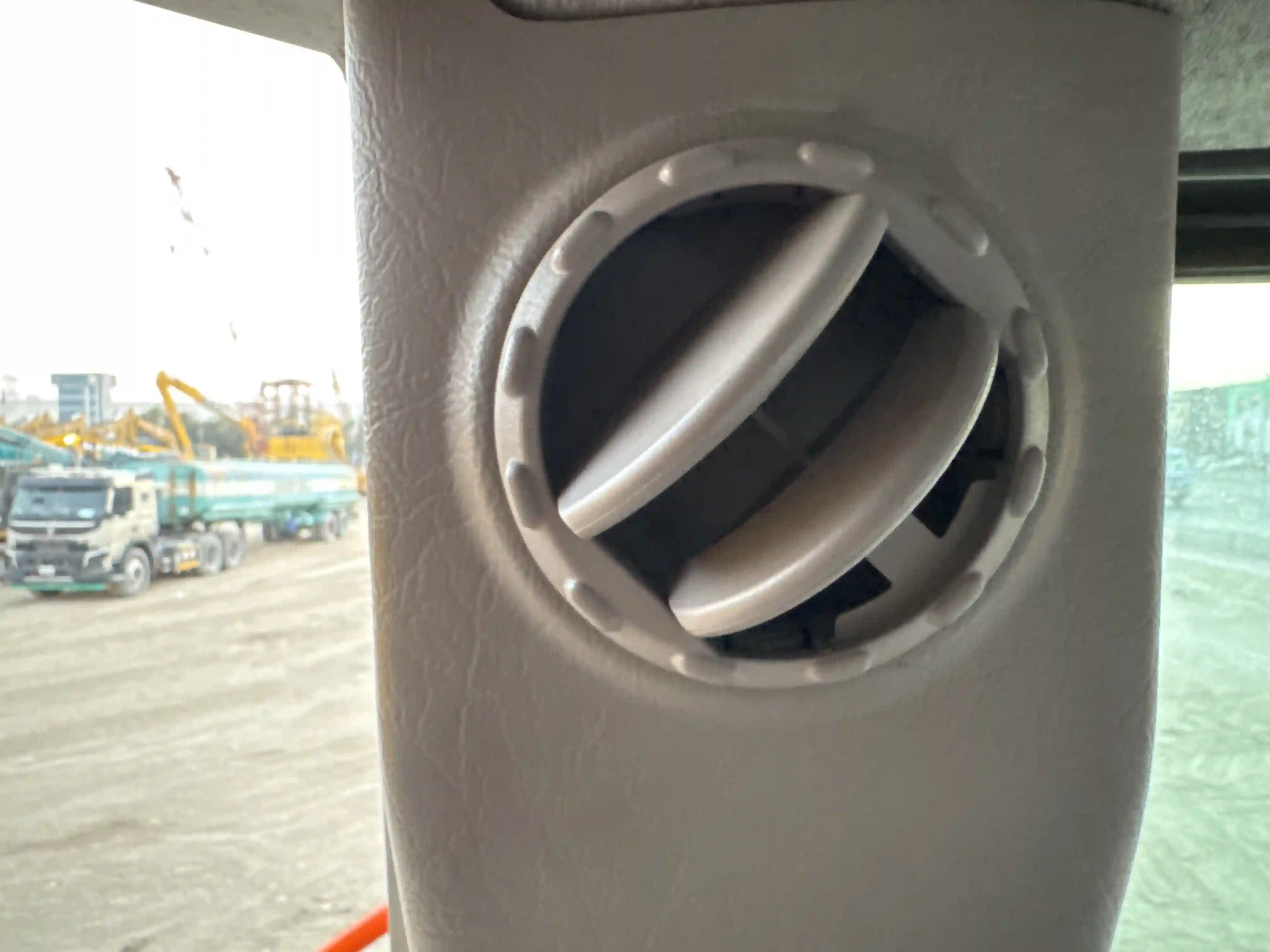 ADT-002-Volvo-A40G-articulated-dump-truck-inspection-air-conditioning-vents-and-air-flow-1