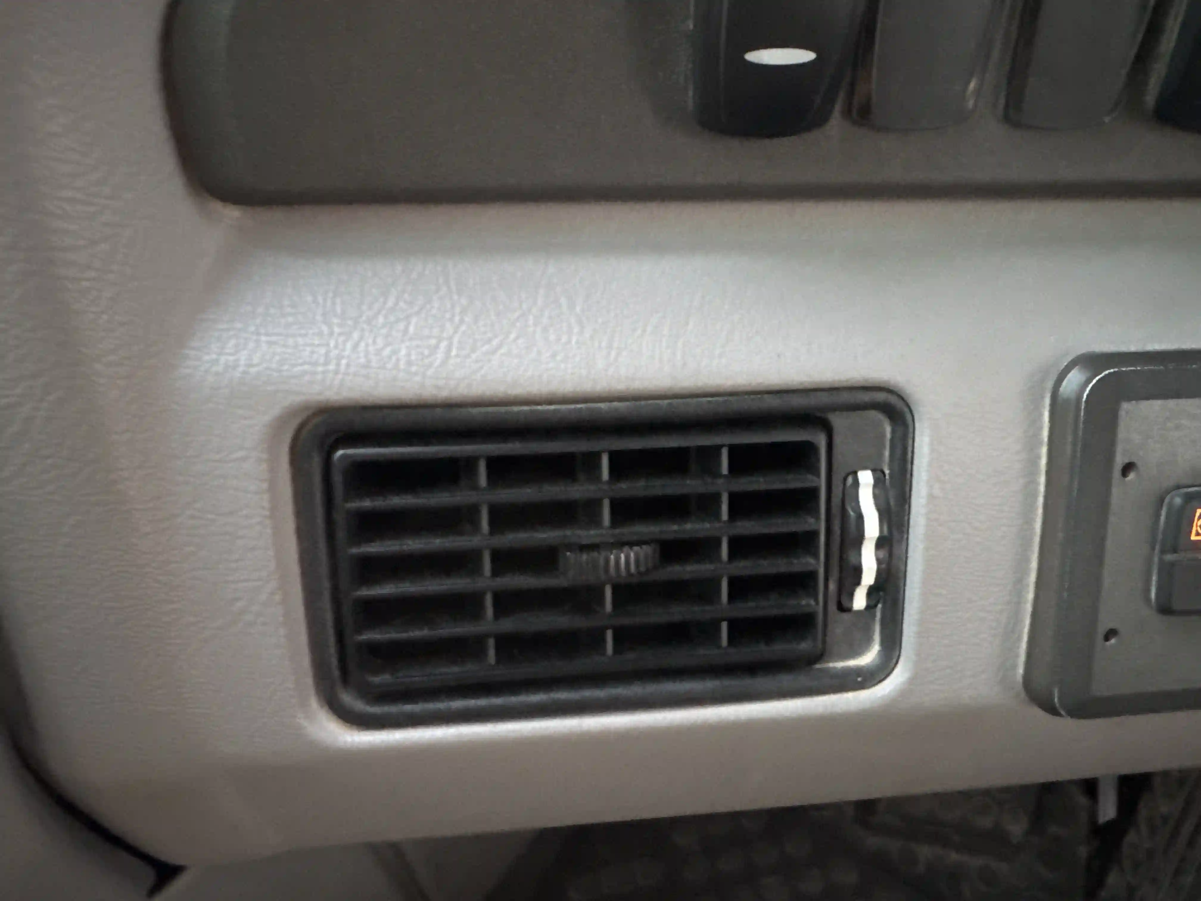 ADT-002-Volvo-A40G-articulated-dump-truck-inspection-air-conditioning-vents-and-air-flow-2