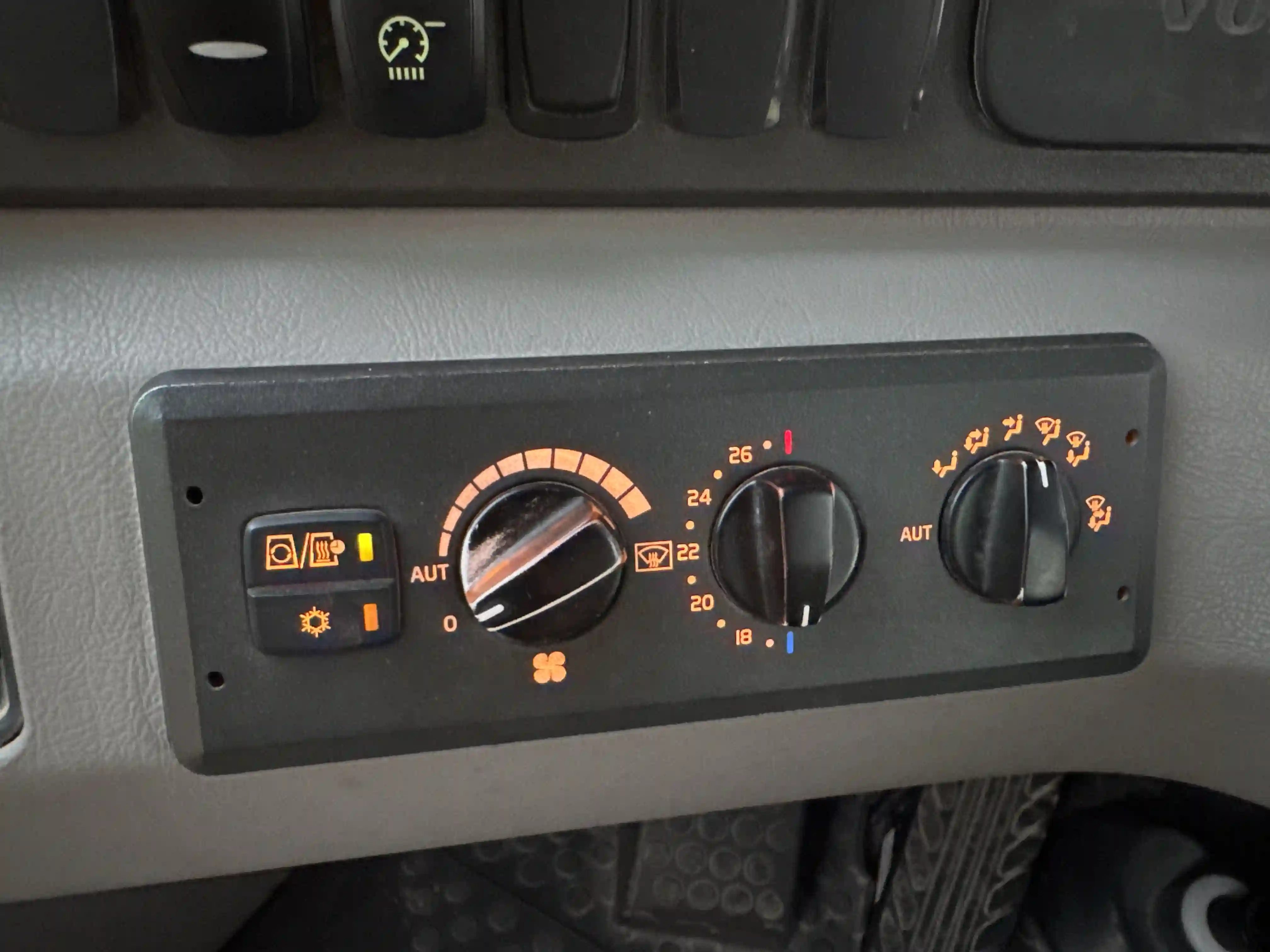 ADT-002-Volvo-A40G-articulated-dump-truck-inspection-air-conditioning-AC-control-panel
