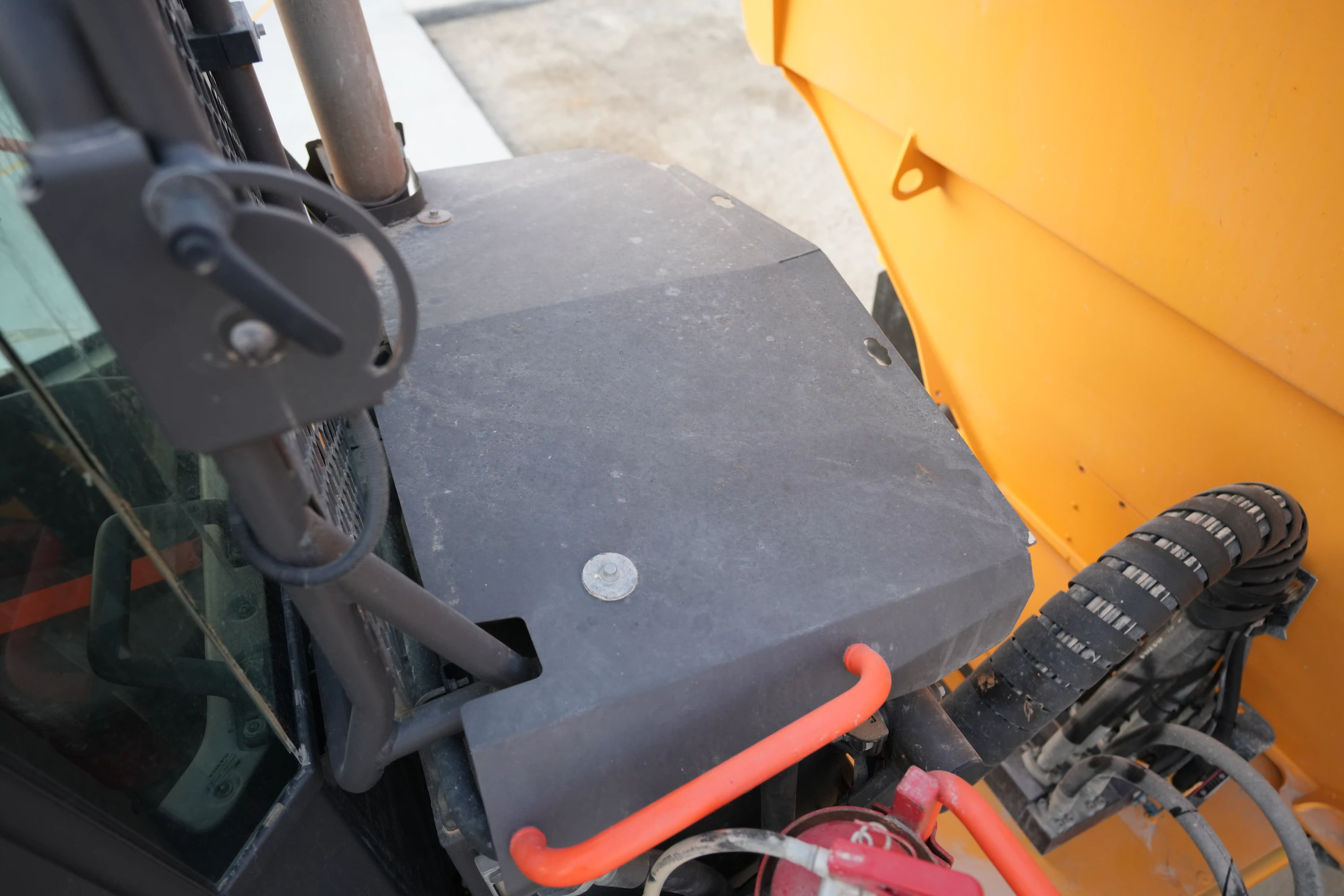 ADT-001-Volvo-A40G-articulated-dump-truck-inspection-structure-handrails-2