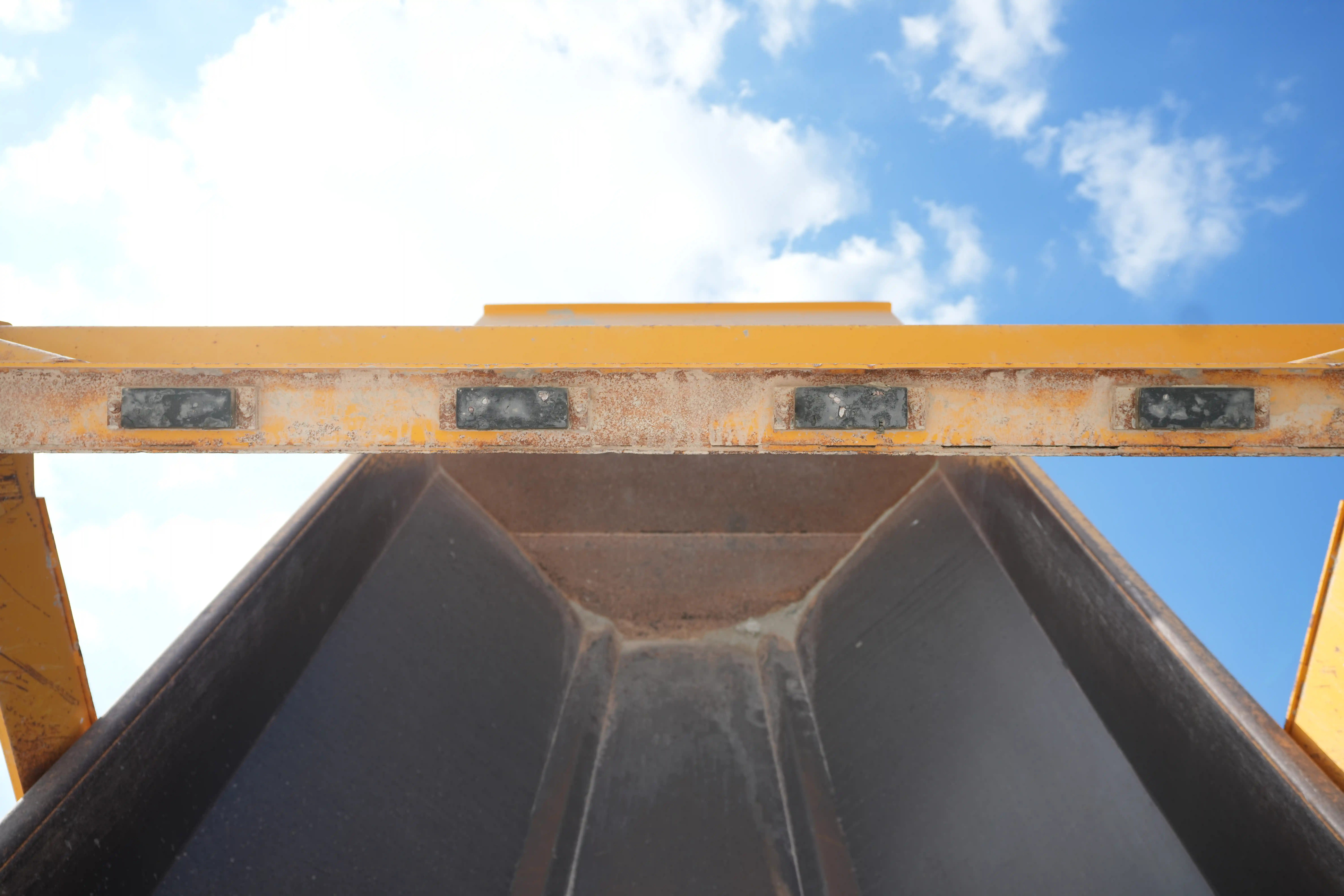 ADT-001-Volvo-A40G-articulated-dump-truck-inspection-structure-tailgate-2