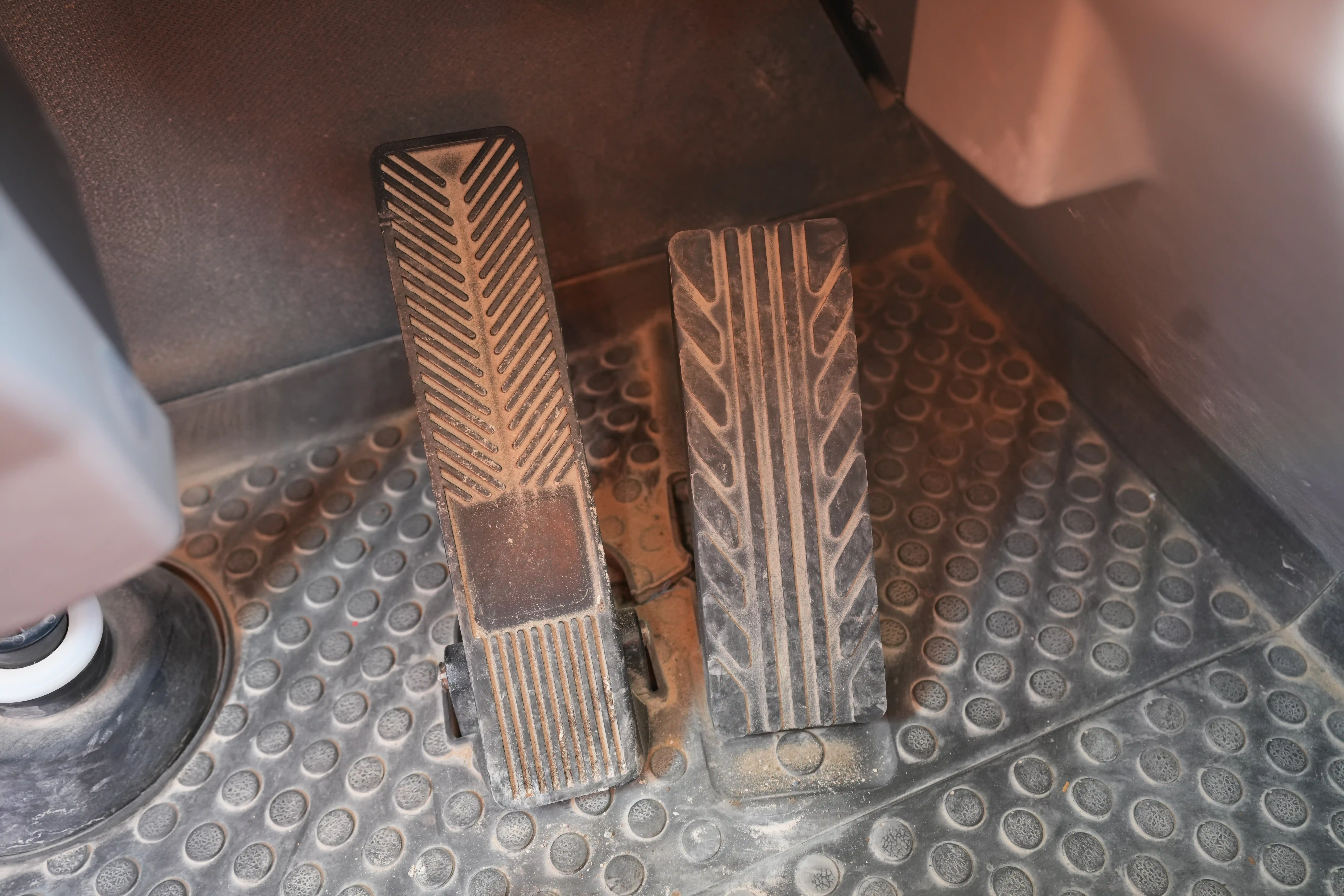 ADT-001-Volvo-A40G-articulated-dump-truck-inspection-cabin-pedals-2
