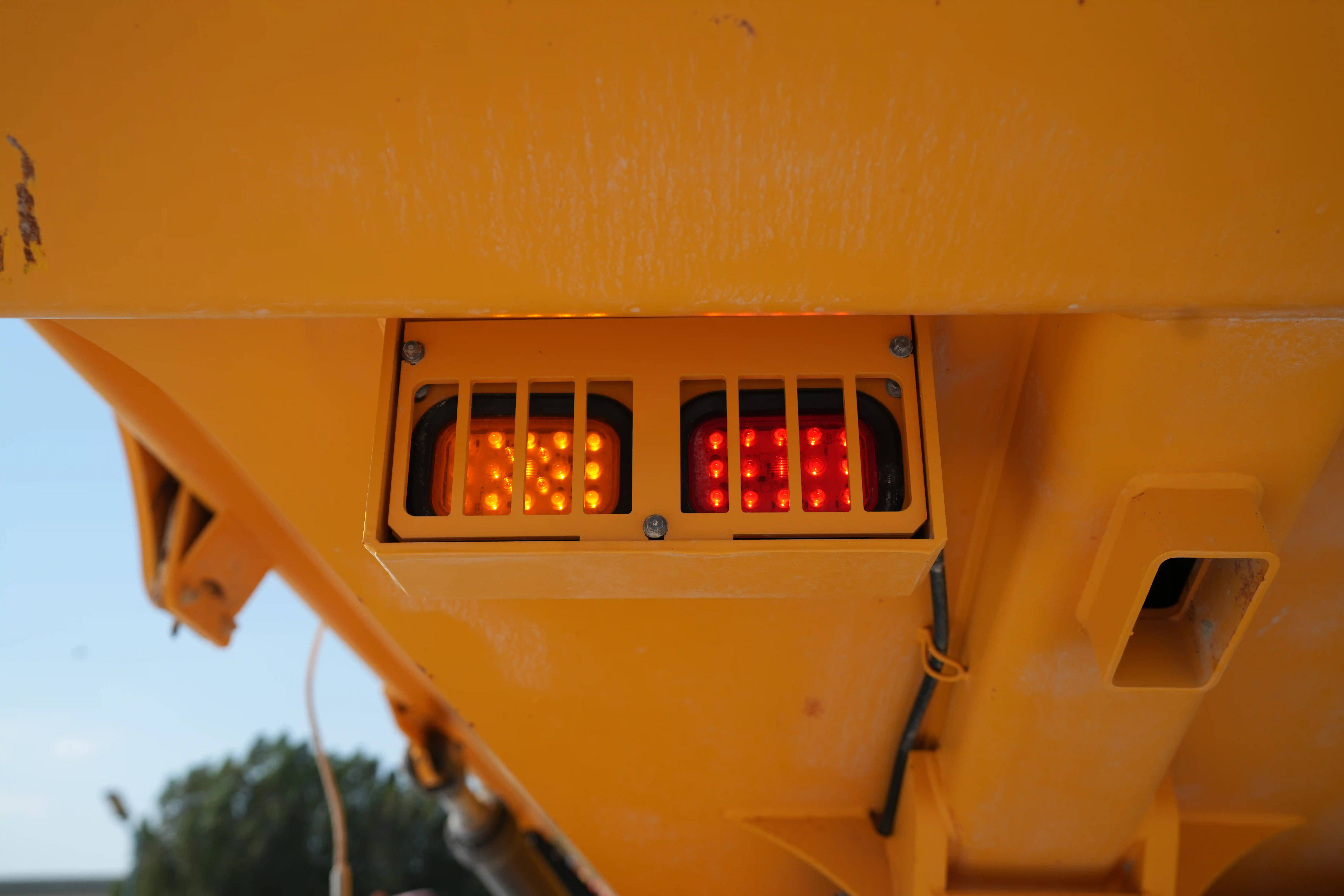 ADT-001-Volvo-A40G-articulated-dump-truck-inspection-electronic-lights-and-signals-1