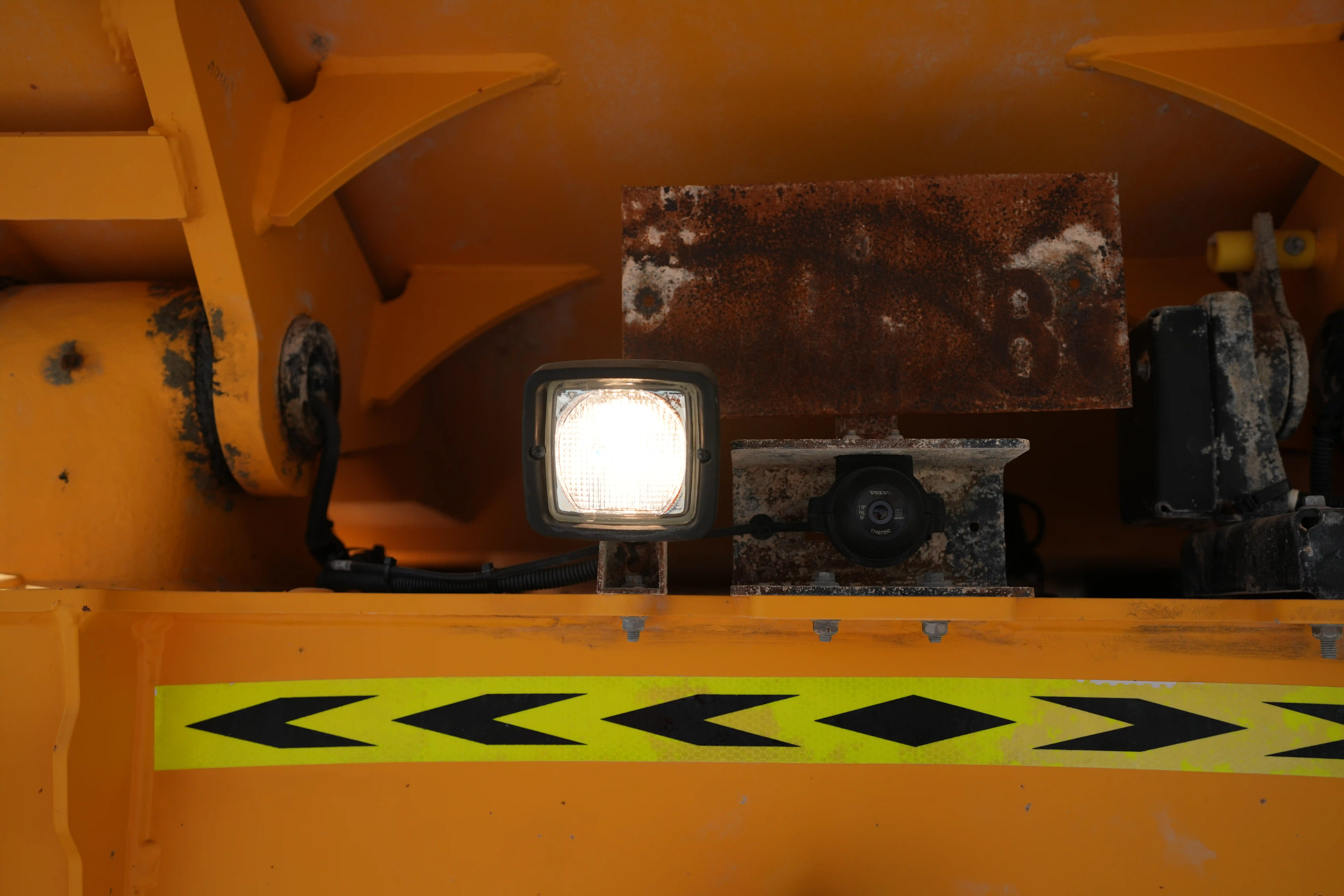 ADT-001-Volvo-A40G-articulated-dump-truck-inspection-electronic-lights-and-signals-3
