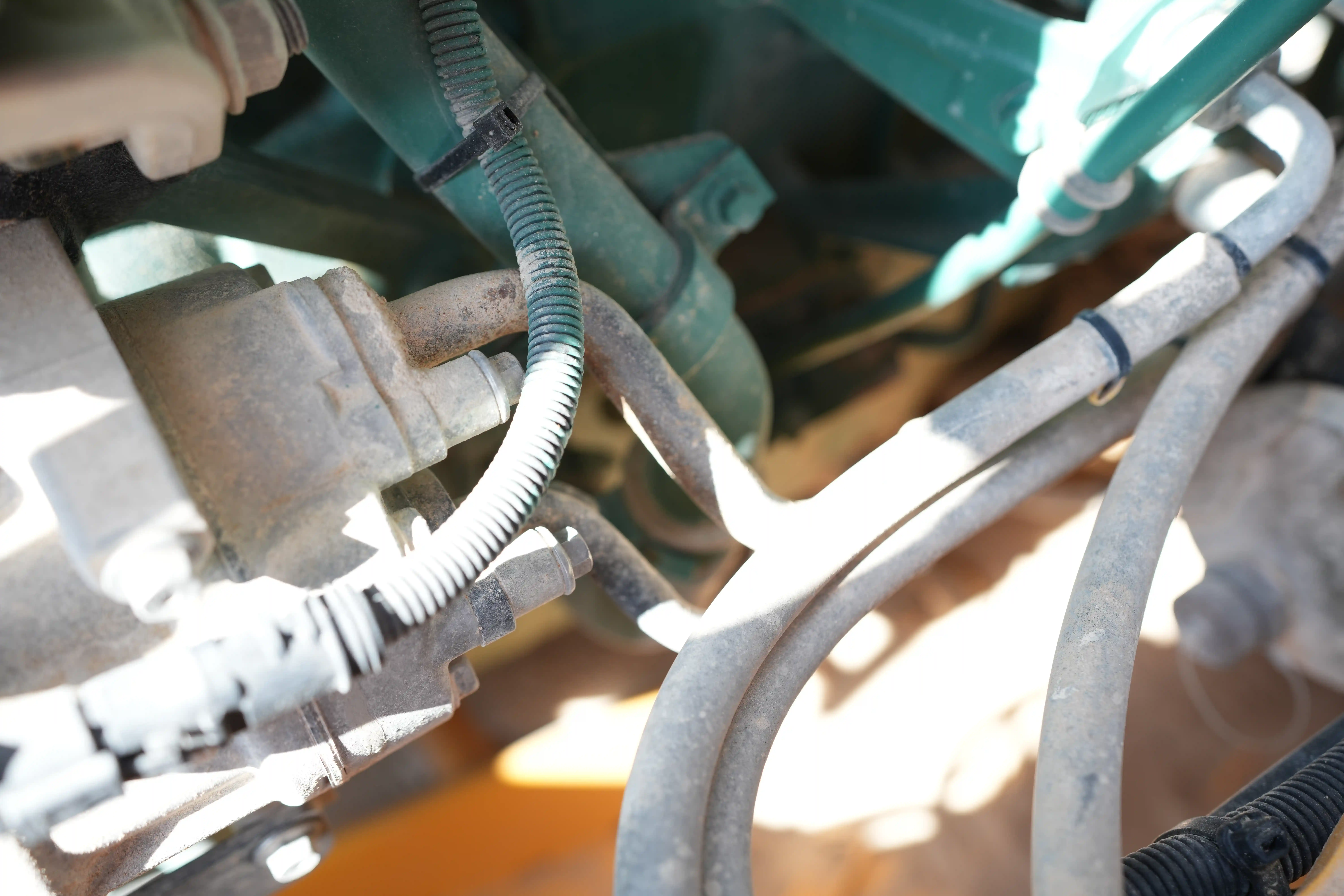 ADT-001-Volvo-A40G-articulated-dump-truck-inspection-air-conditioning-refrigerant-lines-2