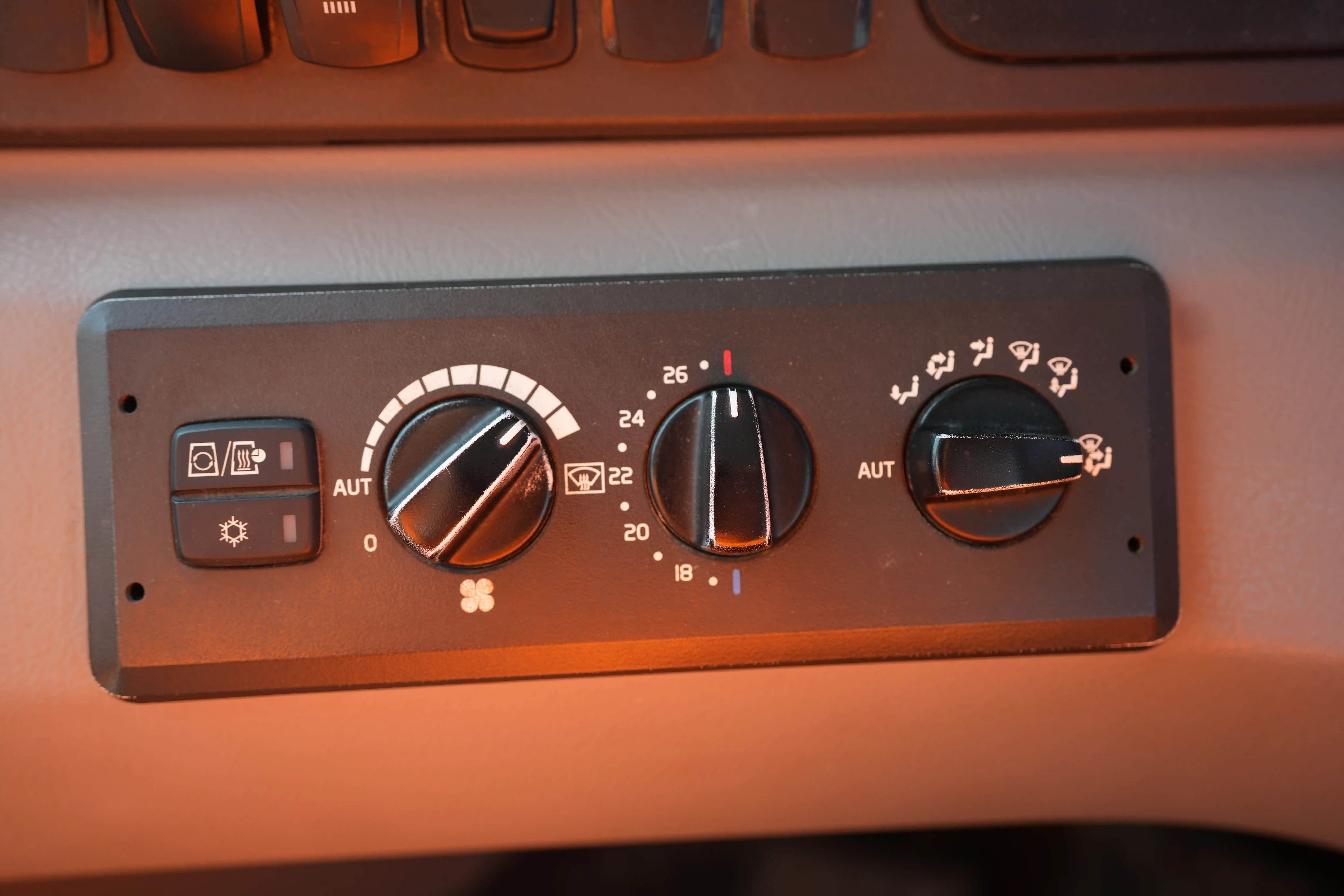 ADT-001-Volvo-A40G-articulated-dump-truck-inspection-air-conditioning-heating-system-2