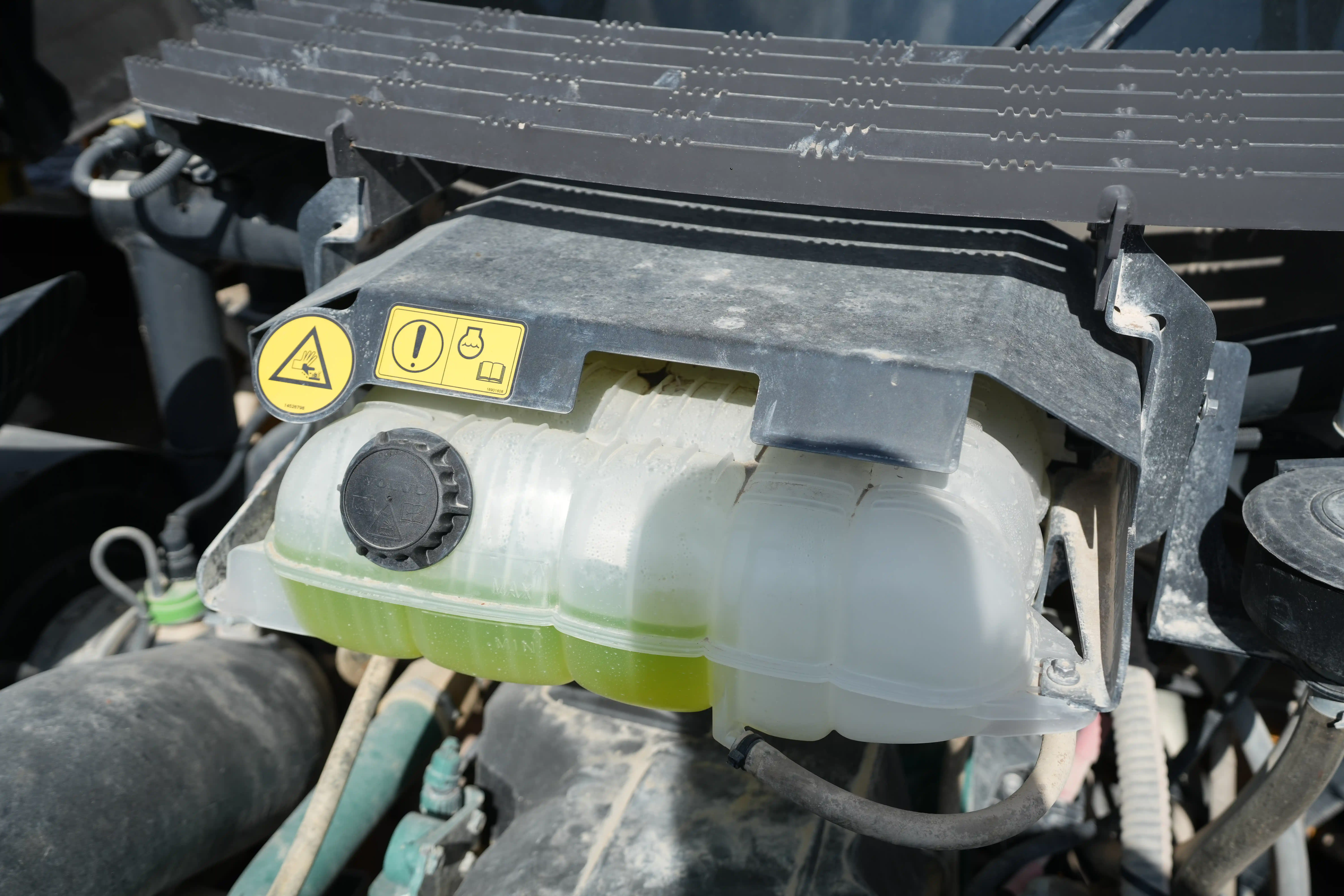 ADT-001-Volvo-A40G-articulated-dump-truck-inspection-engine-radiator-condenser-intercooler-hydraulic-cooler-2