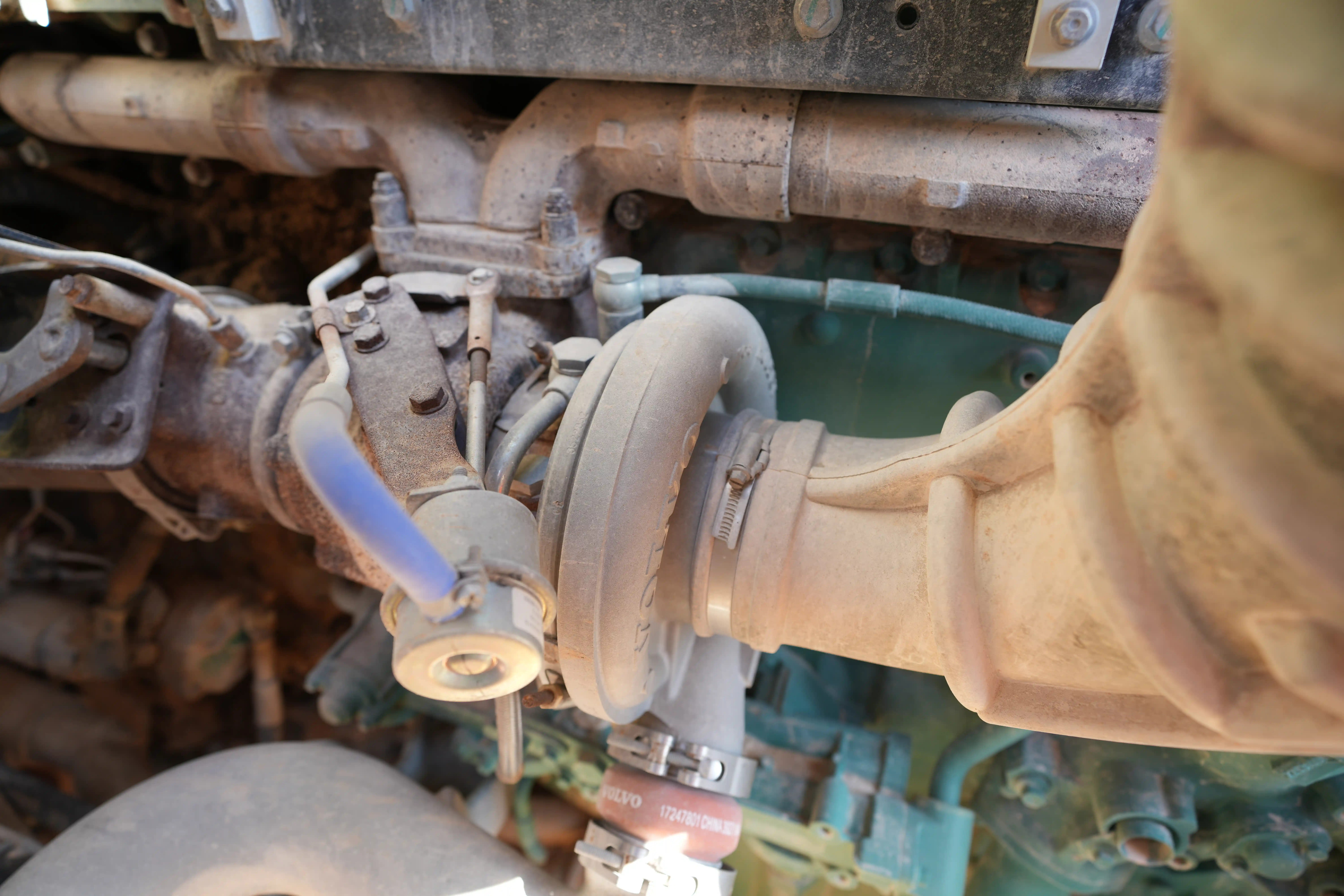 ADT-001-Volvo-A40G-articulated-dump-truck-inspection-engine-turbo-1