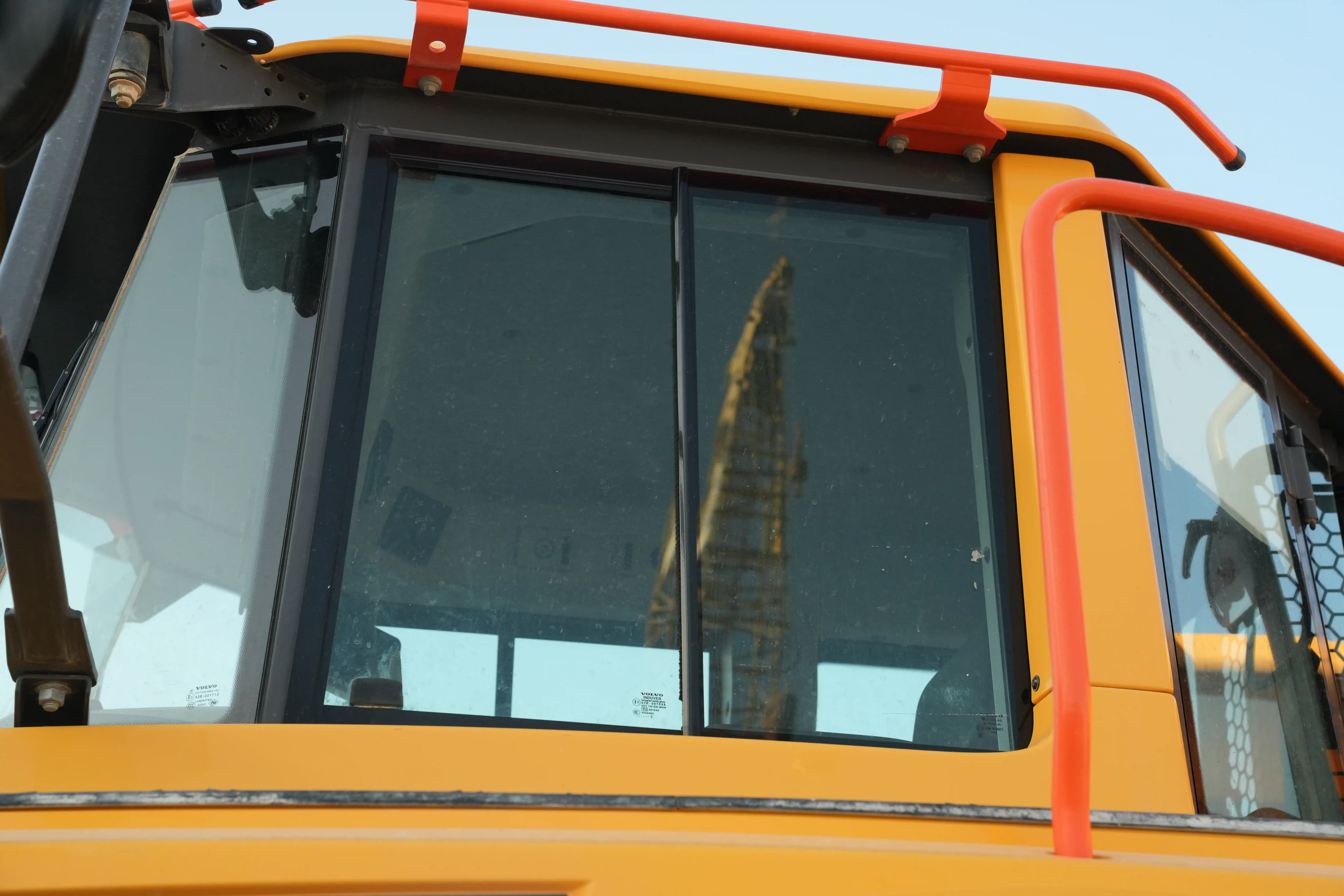 ADT-001-Volvo-A40G-articulated-dump-truck-inspection-safety-glass-3