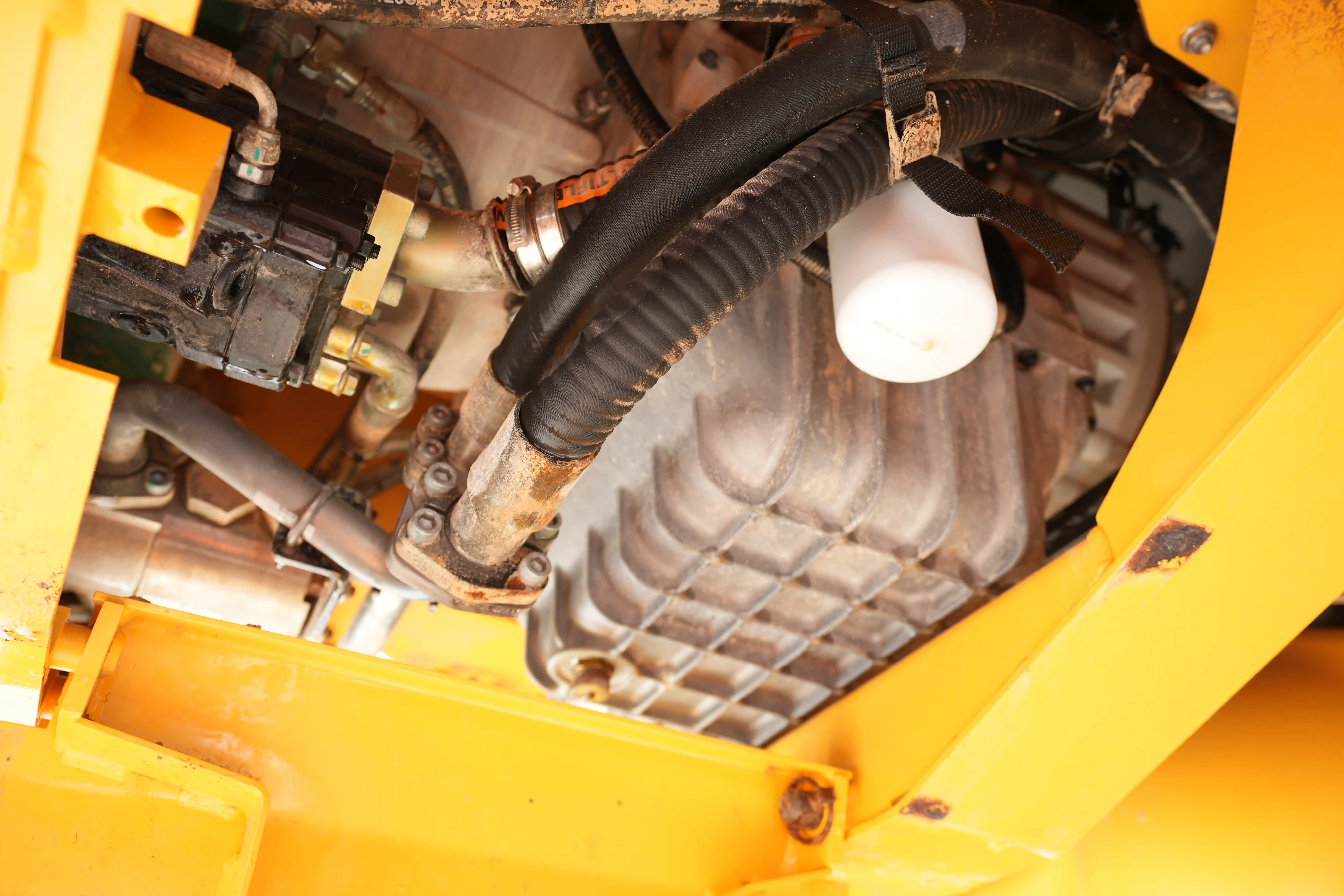 ADT-001-Volvo-A40G-articulated-dump-truck-inspection-drive-system-transmission-case-1