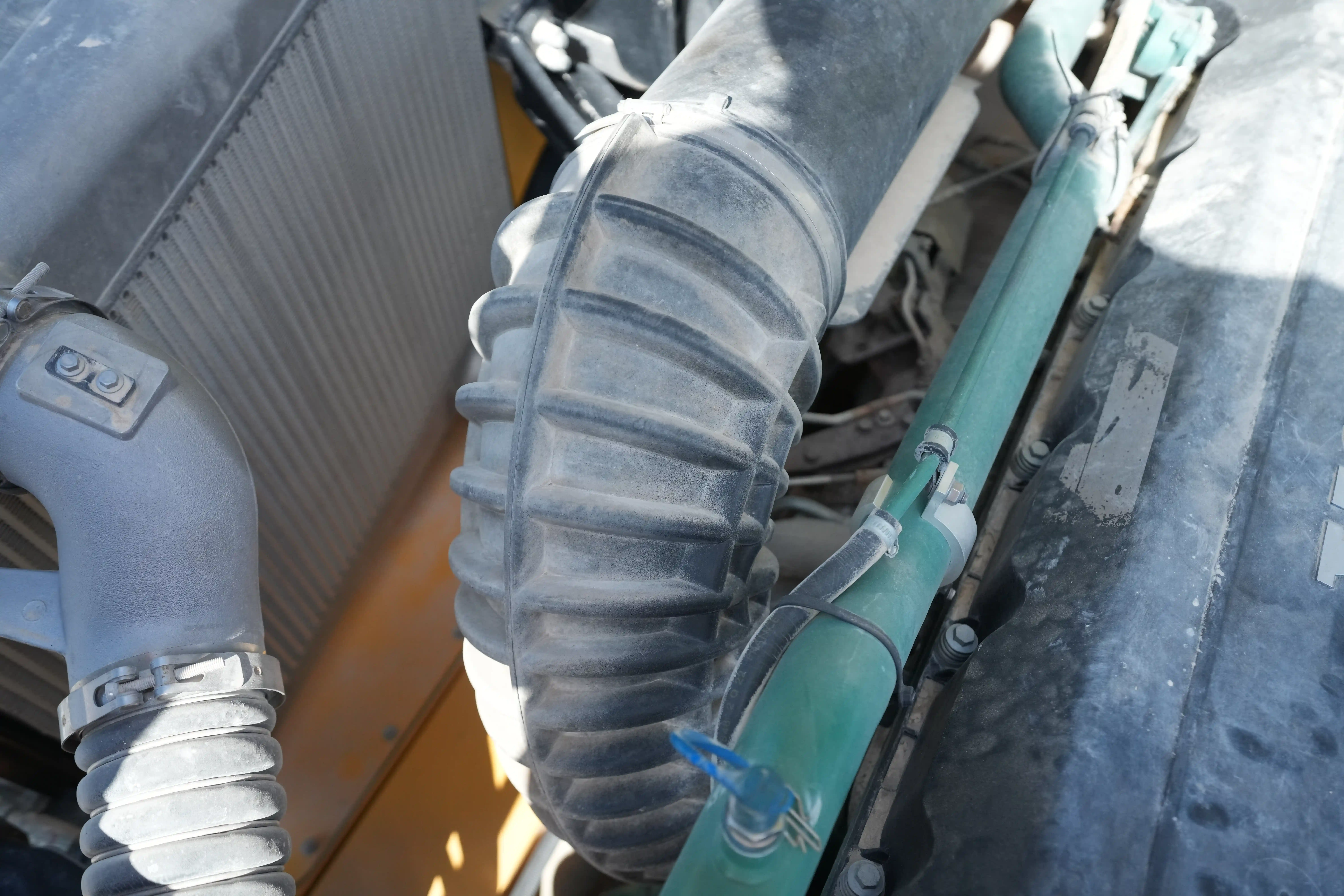 ADT-001-Volvo-A40G-articulated-dump-truck-inspection-engine-hoses-1