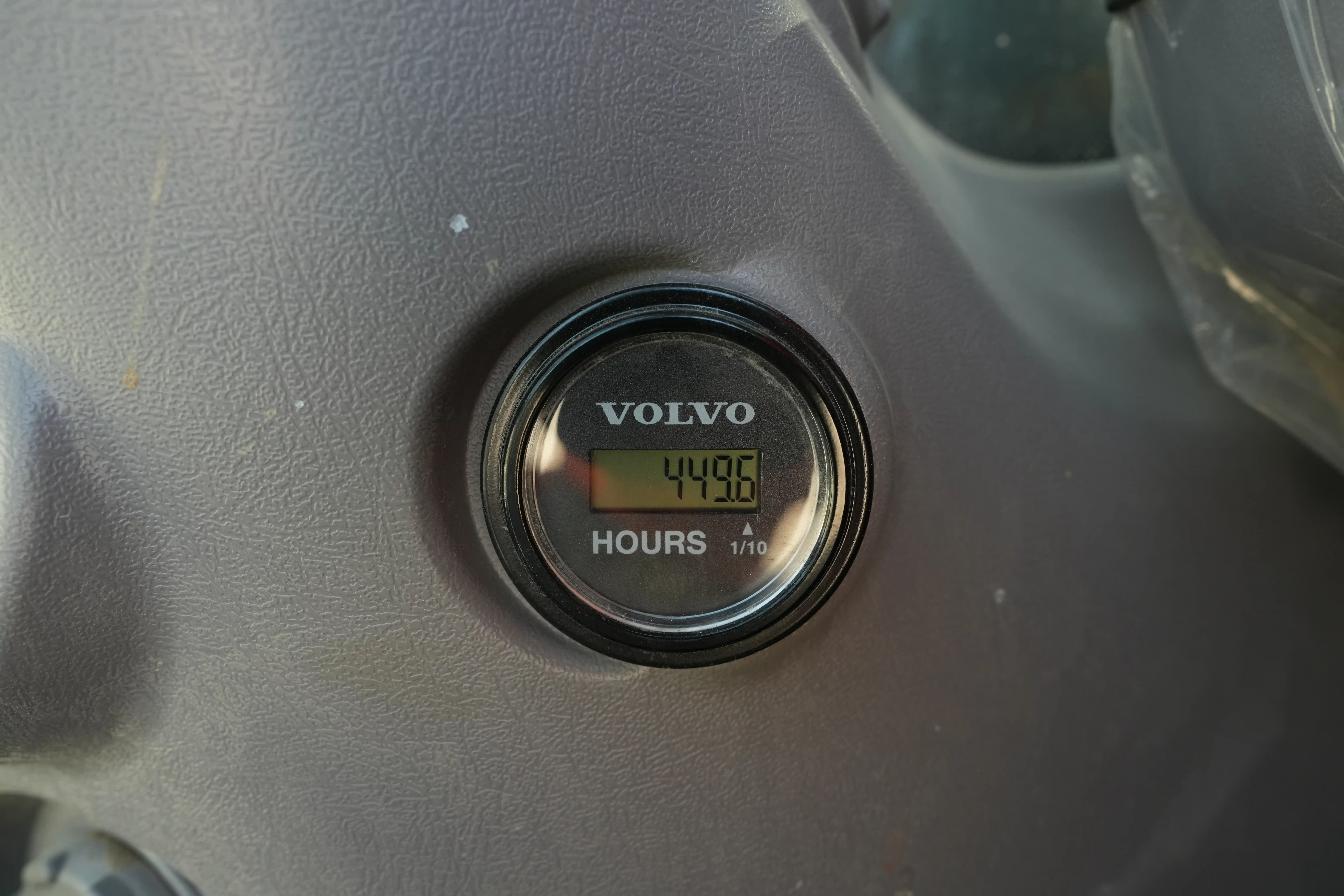 LEX-001-Volvo-EC550EL-large-excavator-inspection-general-hour-meter