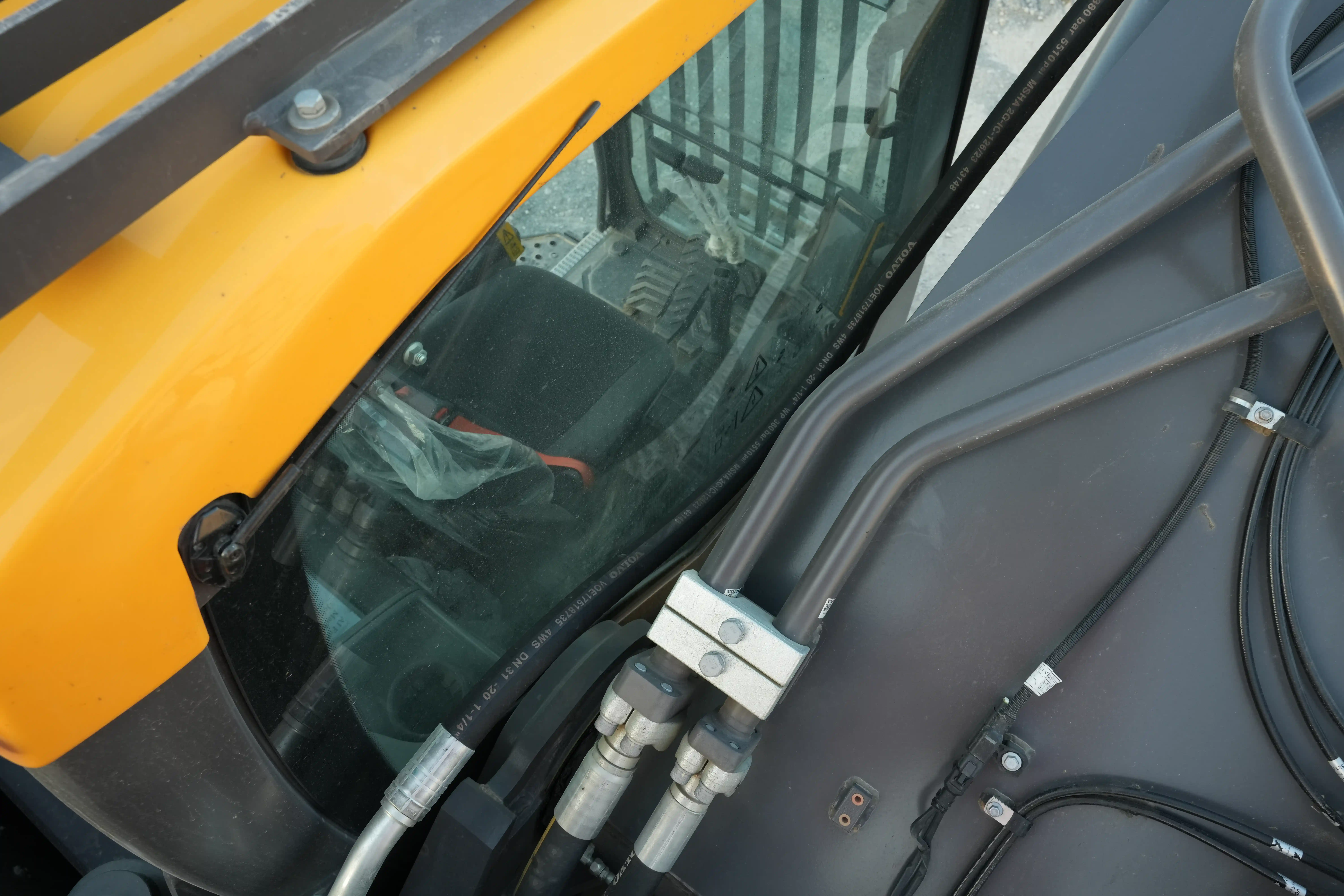 LEX-001-Volvo-EC550EL-large-excavator-inspection-safety-glass-1