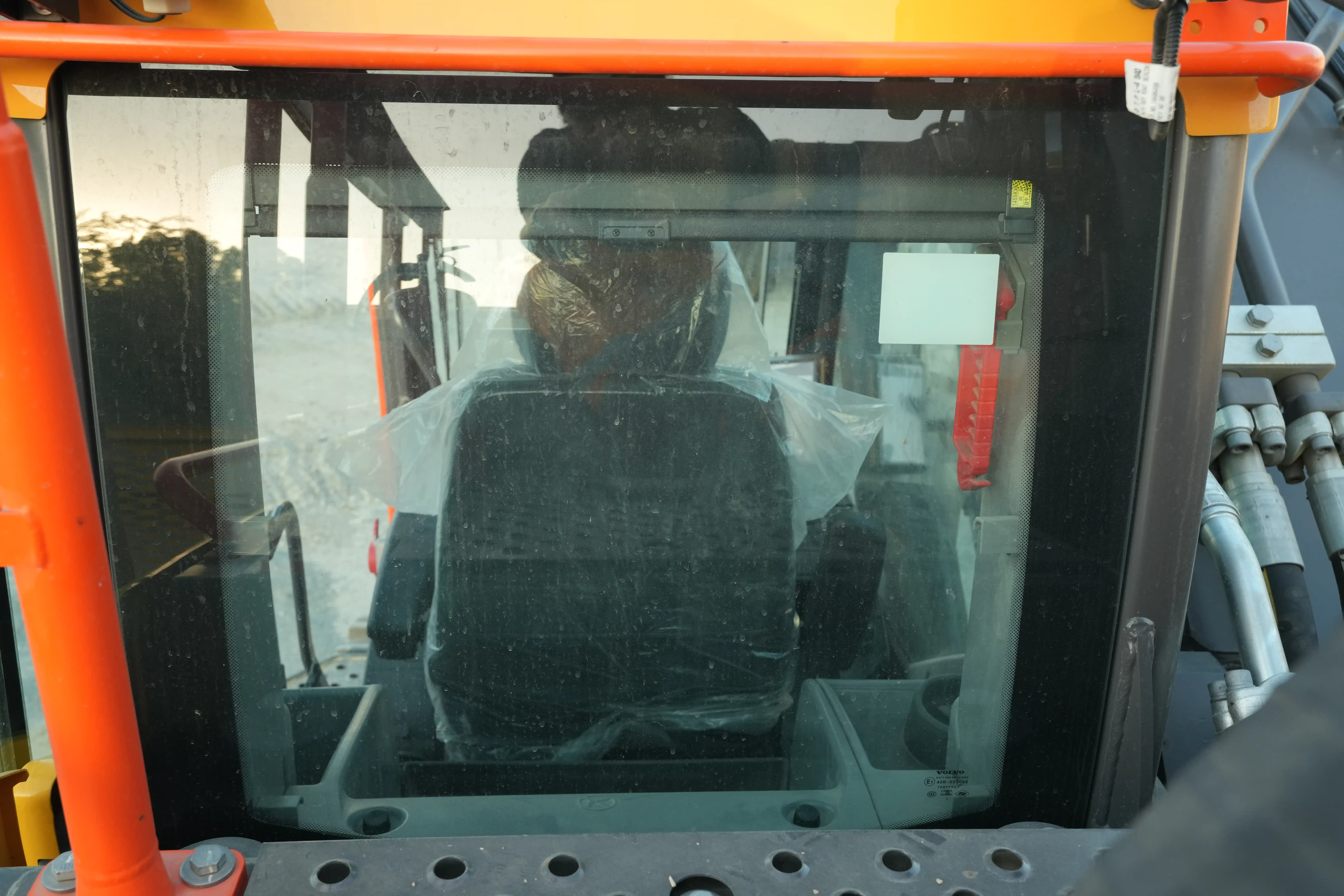 LEX-001-Volvo-EC550EL-large-excavator-inspection-safety-glass-2
