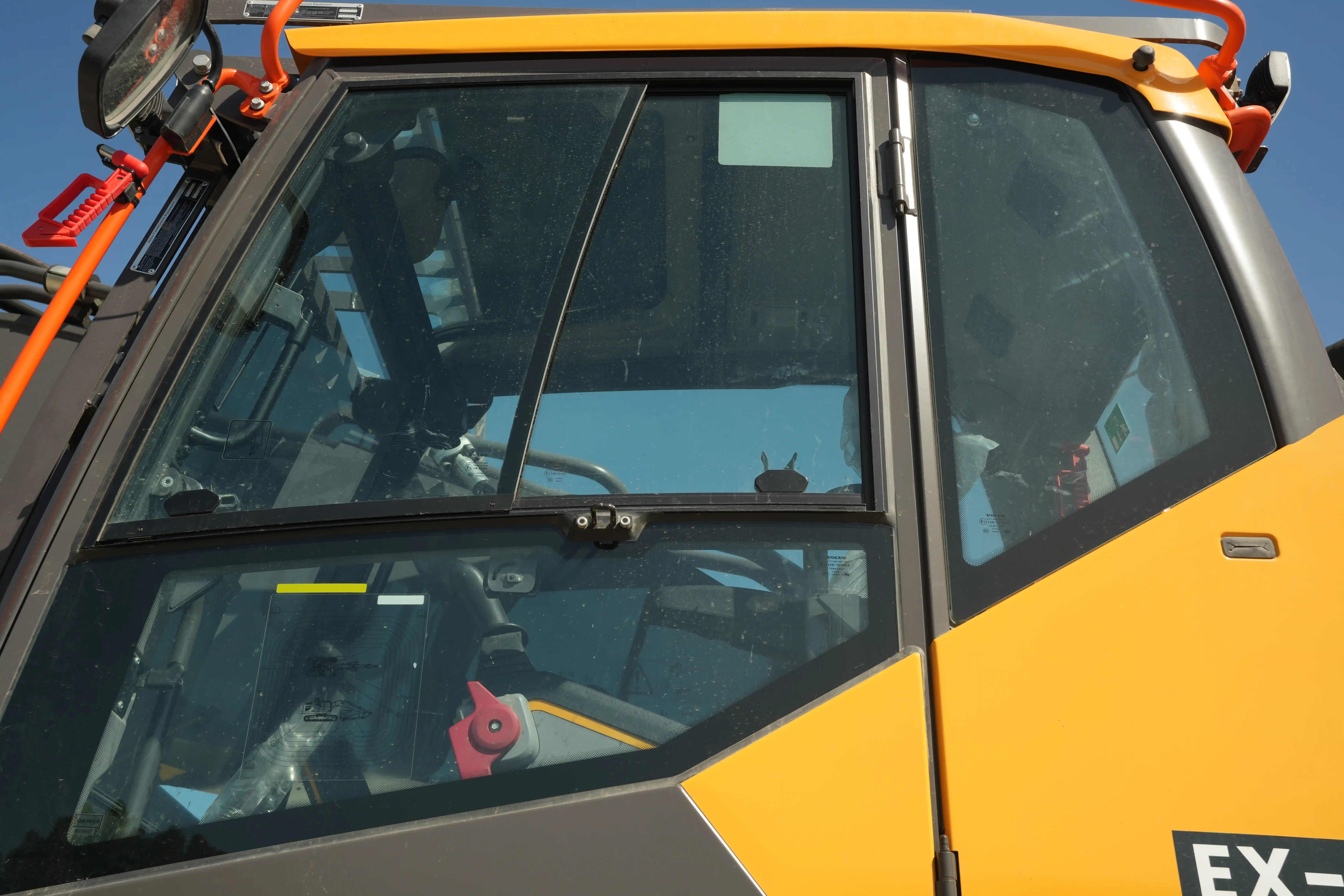 LEX-001-Volvo-EC550EL-large-excavator-inspection-safety-glass-3